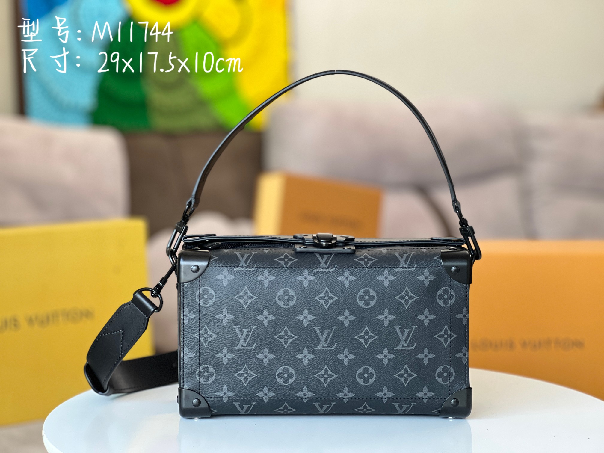 NO:202395,Top-grade original single all-steel hardware variable-code chip model M11744 This Soul Trunk East West handbag uses soft Monogram Eclipse coated canvas, which brings a comfortable carrying experience with a long and stylish configuration. Leather shoulder straps enable handheld, shoulder and crossbody. 29 x 17.5 x 10 cm (length x height x width), LV [top-grade original single], christian louboutin, louis vuitton19860909顶级原单全钢五金变码芯片型号M11744本款 Soul Trunk East West 手袋选用柔软 Monogram Eclipse 涂层帆布,以纤长潮流构型带来舒适背携体验.皮革肩带实现手提、肩背和斜挎.29 x 17.5 x 10厘米(长度 x 高 x 宽),LV【顶级原单】,christian louboutin,louis vuitton,Bag