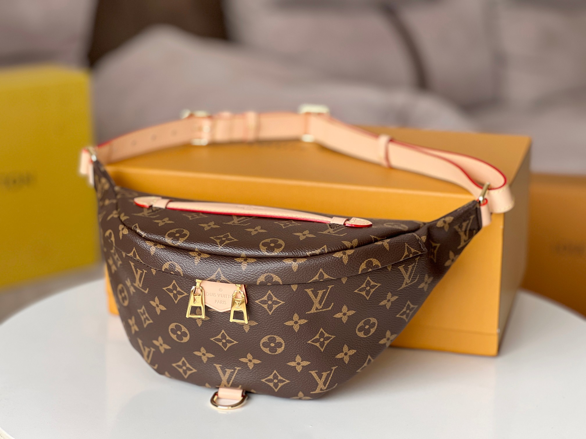 NO:201300,The original single-quality all-steel hardware variable-code chip model M43644 old-fashioned new BUMBAG waist bag is made of classic Monogram canvas and is decorated with 