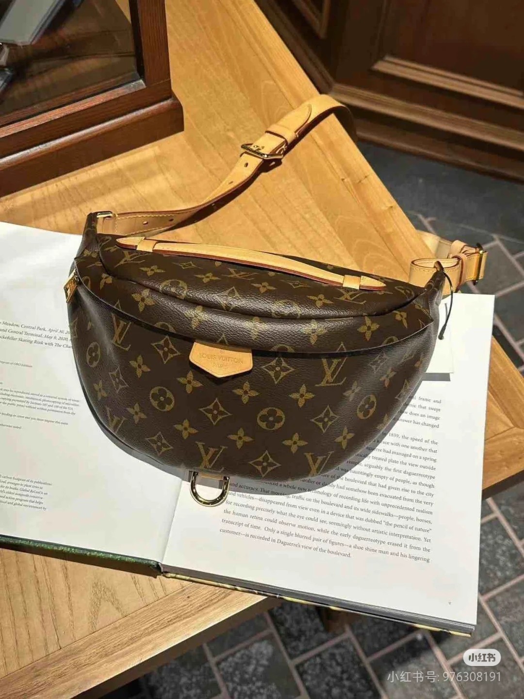 NO:741383,Original quality all-steel hardware transcoding chip model M43644 presbyopic new BUMBAG waist bag is made of classic Monogram canvas and decorated with 'Louis Vuitton'  Paris' leather brand, this waist bag can add a pure fashionable and casual temperament to sports looks. It can be used as a waist bag, or can be carried on one shoulder or cross-body, which makes it more fashionable. Cotton canvas lining - natural cowhide trimming - double zipper opening main compartment - 1 adjustable belt!  Size: 37x14x13CM, LV [top original order], louis vuitton, louis vuitton, cowhide19860909原单品质全钢五金变码芯片型号M43644老花新款BUMBAG腰包由经典Monogram帆布裁制而成,饰有“Louis Vuitton Paris”皮质贴牌,此款腰包可为运动造型增添纯正的时髦休闲气质.既可用作腰包,亦可单肩背挎或斜挎,更显时尚个性.棉质帆布内衬—天然牛皮饰边—双拉链开合主隔层—1条可调节腰带！尺寸:37x14x13CM,LV【顶级原单】,louis vuitton,louis vuitton,cowhide,Bag