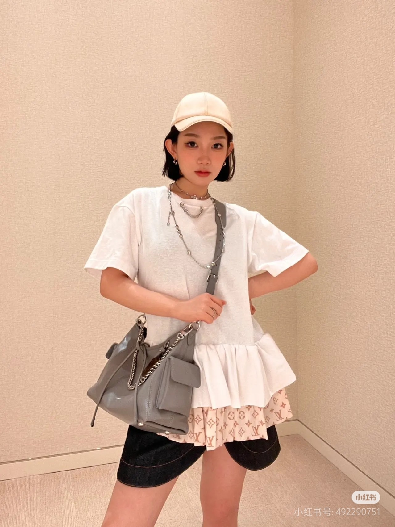 NO:204055,Change-code chip all-steel hardware pair lambskin model number M12579 Shark Gray original leather [Exclusive real photo] This carryall cargo small handbag presents a fashionable slightly wrinkle effect with soft sheep leather, and matches polished metal parts and lazy configurations for a deep background, making it a good choice for day and night occasions. Removable shoulder straps and chain straps achieve multiple styling possibilities. 33.5 x 23 x 15 cm (length x height x width), LV [top original list], louis vuitton, sheepskin19860909变码芯片全钢五金对版小羊皮款号M12579 鲨鱼灰原厂皮【独家实拍】本款 carryall cargo 小号手袋以柔软羊皮革呈现时尚微皱效果,并为深邃背景搭配抛光金属件与慵懒构型,成就昼夜场合佳选.可拆卸肩带与链带实现多种造型可能.33.5 x 23 x 15 厘米 (长度 x 高 x 宽),LV【顶级原单】,louis vuitton,sheepskin,Bag