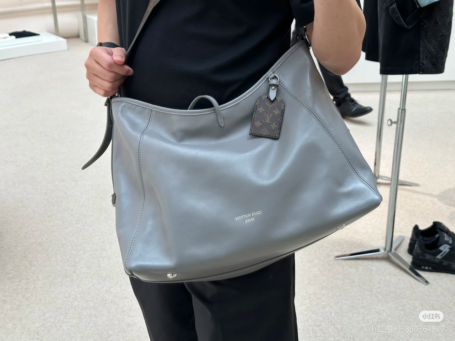 NO:210111,The variable code chip all-steel hardware pair lambskin model M12583 Shark Gray [Exclusive real background picture] This carryall dark medium handbag uses soft sheepskin leather to create a fashionable and lazy silhouette, adding attention to the spring and summer show style. Polished metal parts and the fine wrinkle texture complement each other. Enriched space can accommodate a variety of daily necessities, making it a good companion for travel. 39 x 30 x 15 cm (length x height x width), LV [top original list], louis vuitton, sheepskin19860909变码芯片全钢五金对版小羊皮型号 M12583鲨鱼灰【独家实拍背景图】本款 carryall dark 中号手袋以柔软羊皮革塑造时尚慵懒廓形,为 春夏秀场造型增添瞩目姿彩.抛光金属件与触感良好的微皱纹理互为映衬.充裕空间可容纳多样日常用品,成就出行良伴.39 x 30 x 15厘米(长度 x 高 x 宽),LV【顶级原单】,louis vuitton,sheepskin,Bag