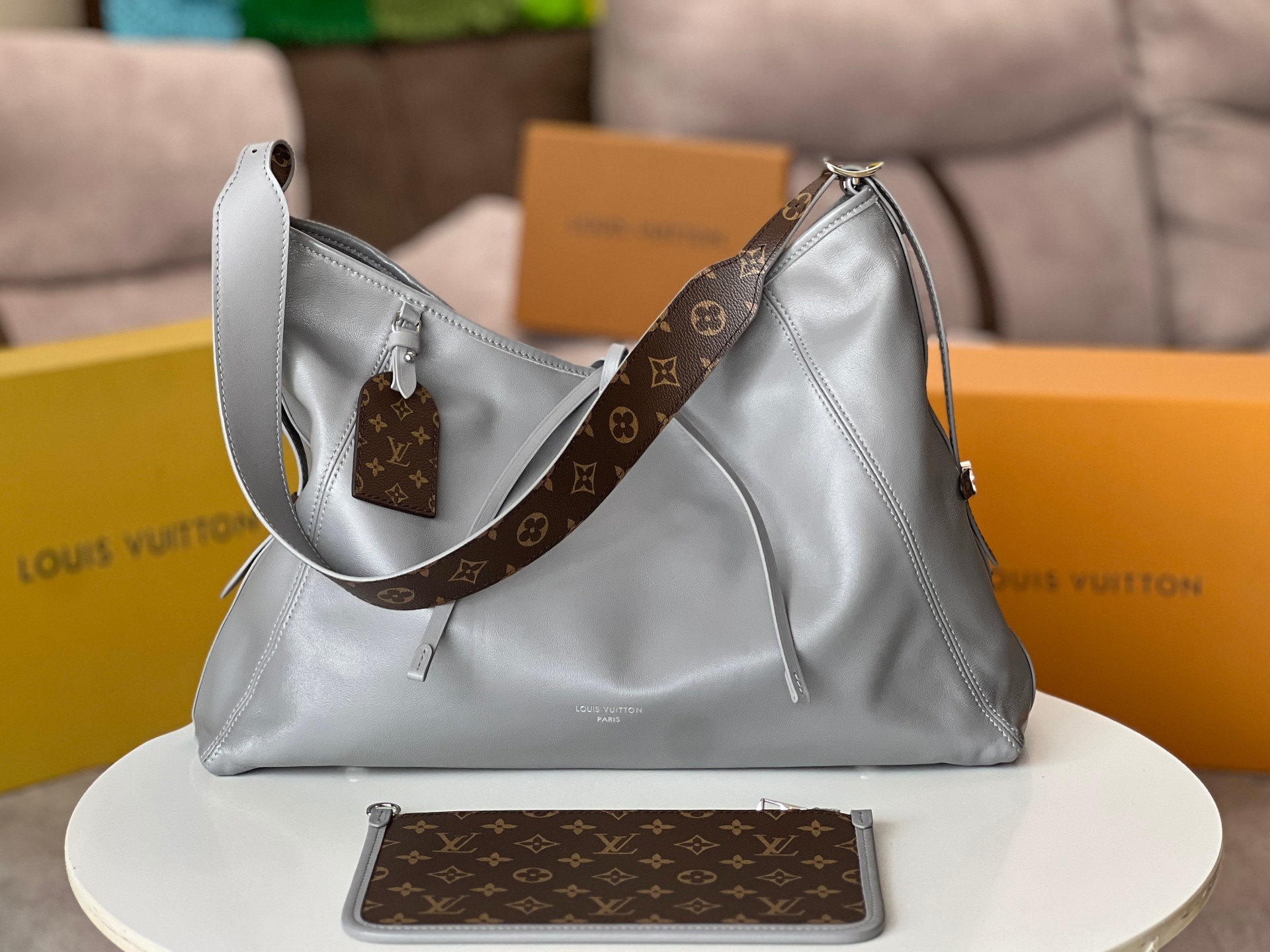 NO:210099,The variable code chip all-steel hardware pair lambskin model M12583 Shark Gray [Exclusive real background picture] This carryall dark medium handbag uses soft sheepskin leather to create a fashionable and lazy silhouette, adding attention to the spring and summer show style. Polished metal parts and the fine wrinkle texture complement each other. Enriched space can accommodate a variety of daily necessities, making it a good companion for travel. 39 x 30 x 15 cm (length x height x width), LV [top original list], louis vuitton, sheepskin19860909变码芯片全钢五金对版小羊皮型号 M12583鲨鱼灰【独家实拍背景图】本款 carryall dark 中号手袋以柔软羊皮革塑造时尚慵懒廓形,为 春夏秀场造型增添瞩目姿彩.抛光金属件与触感良好的微皱纹理互为映衬.充裕空间可容纳多样日常用品,成就出行良伴.39 x 30 x 15厘米(长度 x 高 x 宽),LV【顶级原单】,louis vuitton,sheepskin,Bag