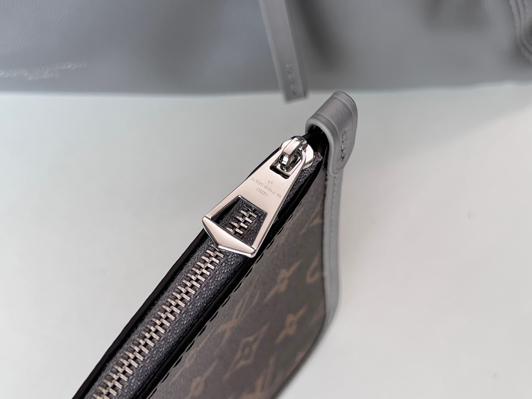 NO:210105,Change code chip all-steel hardware pair lambskin model M12583 Shark Gray [Exclusive real background picture] This carryall dark medium size, soft sheepskin, more details..., LV [top original list], louis vuitton, sheepskin19860909变码芯片全钢五金对版小羊皮型号 M12583鲨鱼灰【独家实拍背景图】本款 carryall dark 中号,柔软羊皮,更多细节……,LV【顶级原单】,louis vuitton,sheepskin,Bag