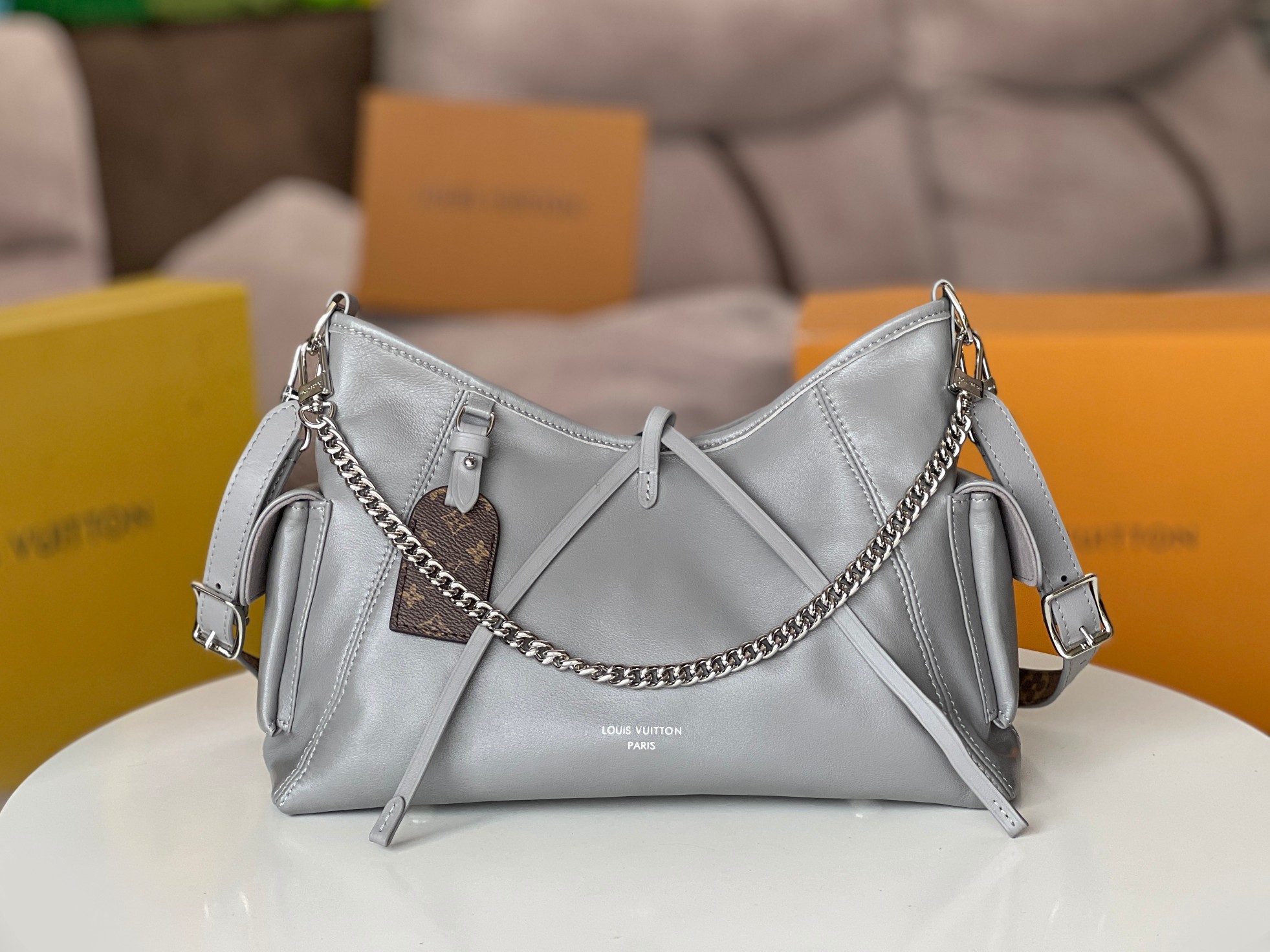 NO:204069,Change-code chip all-steel hardware pair lambskin model number M12579 Shark Gray original leather [Exclusive real photo] This carryall cargo small handbag presents a fashionable slightly wrinkle effect with soft sheep leather, and matches polished metal parts and lazy configurations for a deep background, making it a good choice for day and night occasions. Removable shoulder straps and chain straps achieve multiple styling possibilities. 33.5 x 23 x 15 cm (length x height x width), LV [top original list], louis vuitton, sheepskin19860909变码芯片全钢五金对版小羊皮款号M12579 鲨鱼灰原厂皮【独家实拍】本款 carryall cargo 小号手袋以柔软羊皮革呈现时尚微皱效果,并为深邃背景搭配抛光金属件与慵懒构型,成就昼夜场合佳选.可拆卸肩带与链带实现多种造型可能.33.5 x 23 x 15 厘米 (长度 x 高 x 宽),LV【顶级原单】,louis vuitton,sheepskin,Bag