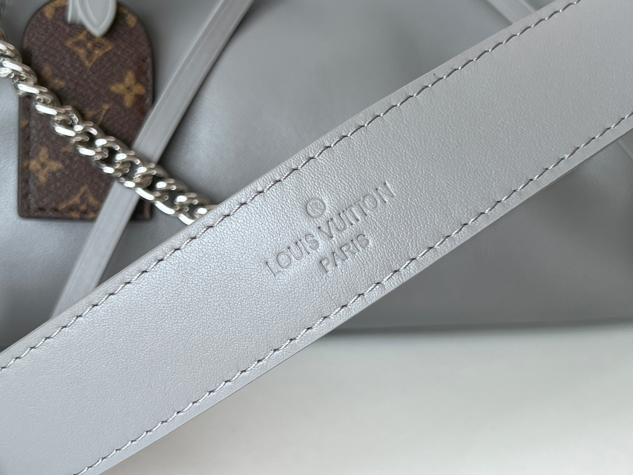 NO:204053,Change code chip all steel hardware pair lambskin model number M12579 Shark gray original leather [exclusive real shot] This carryall cargo small handbag soft sheepskin, more details..., LV [top original list], louis vuitton, sheepskin19860909变码芯片全钢五金对版小羊皮款号M12579 鲨鱼灰原厂皮【独家实拍】本款 carryall cargo 小号手袋柔软羊皮,更多细节……,LV【顶级原单】,louis vuitton,sheepskin,Bag