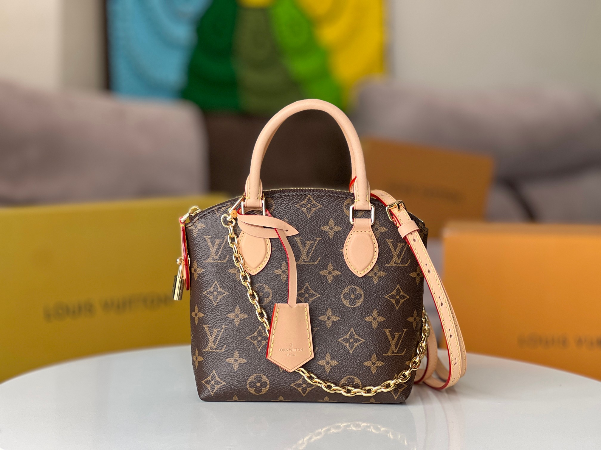 NO:200741,The original single quality of variable code chip [LOCKIT BB Handbag] M12019 Presbyterian Lockit BB LT Middle Ages handbags have been inspired by the 1960s Knick-Knack handbags and can flexibly switch to a variety of carrying methods. Monogram coated canvas with curved upper edge and oval trim reveals the classic elements of the original design. Padlock opening and closing once again pays tribute to the brand's long-standing heritage. Size 15 x 19 x 7 cm, LV [top original single], louis vuitton19860909变码芯片原单品质【LOCKIT BB 手袋】M12019老花 本款 Lockit BB LT 中古 手袋自 1960 年代的 Knick-Knack 手袋汲取灵感,可灵活切换多种背携方式.Monogram 涂层帆布搭配弧形上缘和椭圆饰边,道出原版设计的经典元素.挂锁开合再度致敬品牌悠久传承. 尺寸15 x 19 x 7 厘米,LV【顶级原单】,louis vuitton,Bag