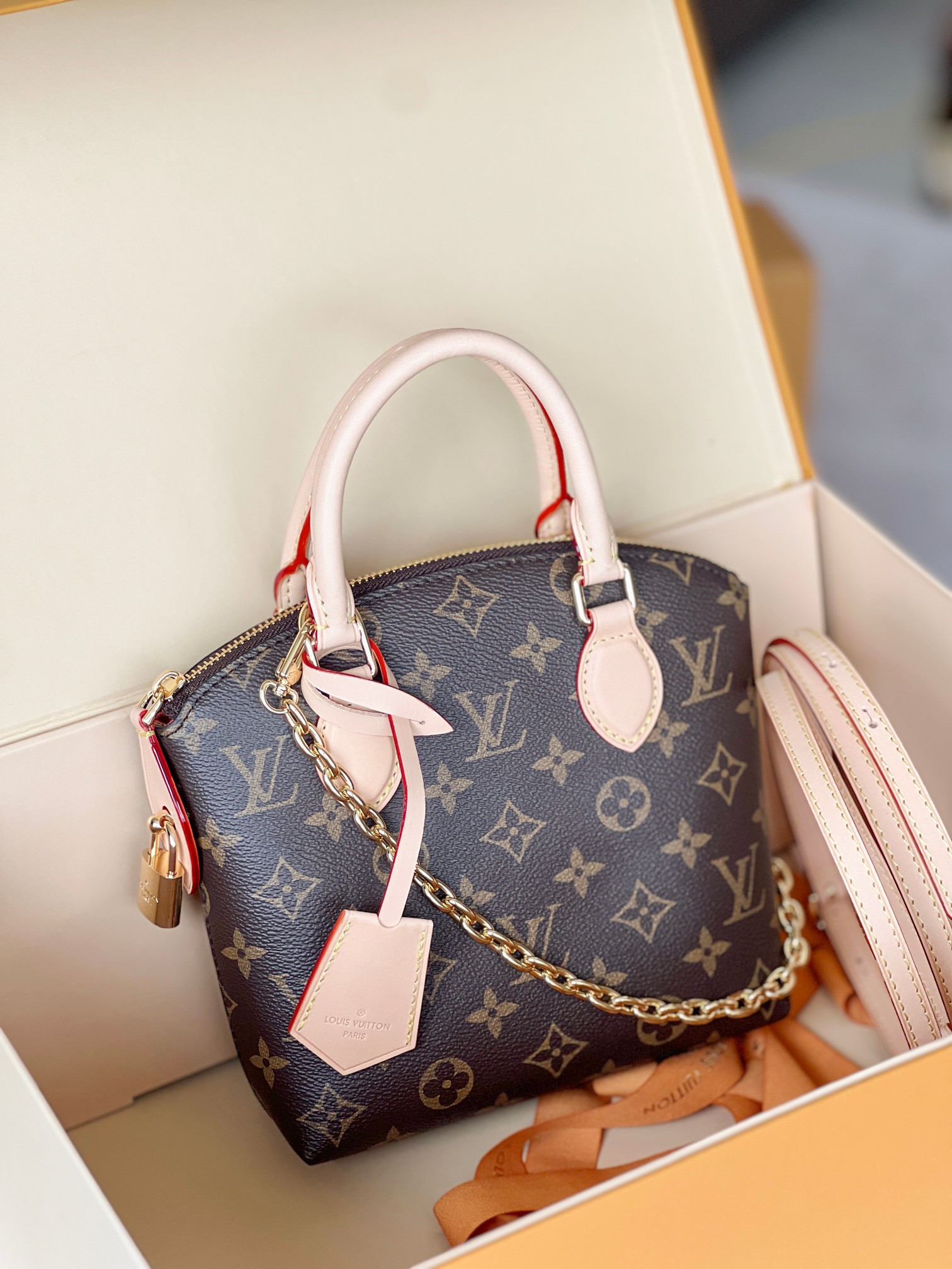 NO:200746,Variable chip original single quality [LOCKIT BB handbag] M12019 presbyopia, Lockit BB LT Middle-aged handbag, more details......,LV [top original single],louis vuitton19860909变码芯片原单品质【LOCKIT BB 手袋】M12019老花, Lockit BB LT 中古 手袋,更多细节………,LV【顶级原单】,louis vuitton,Bag