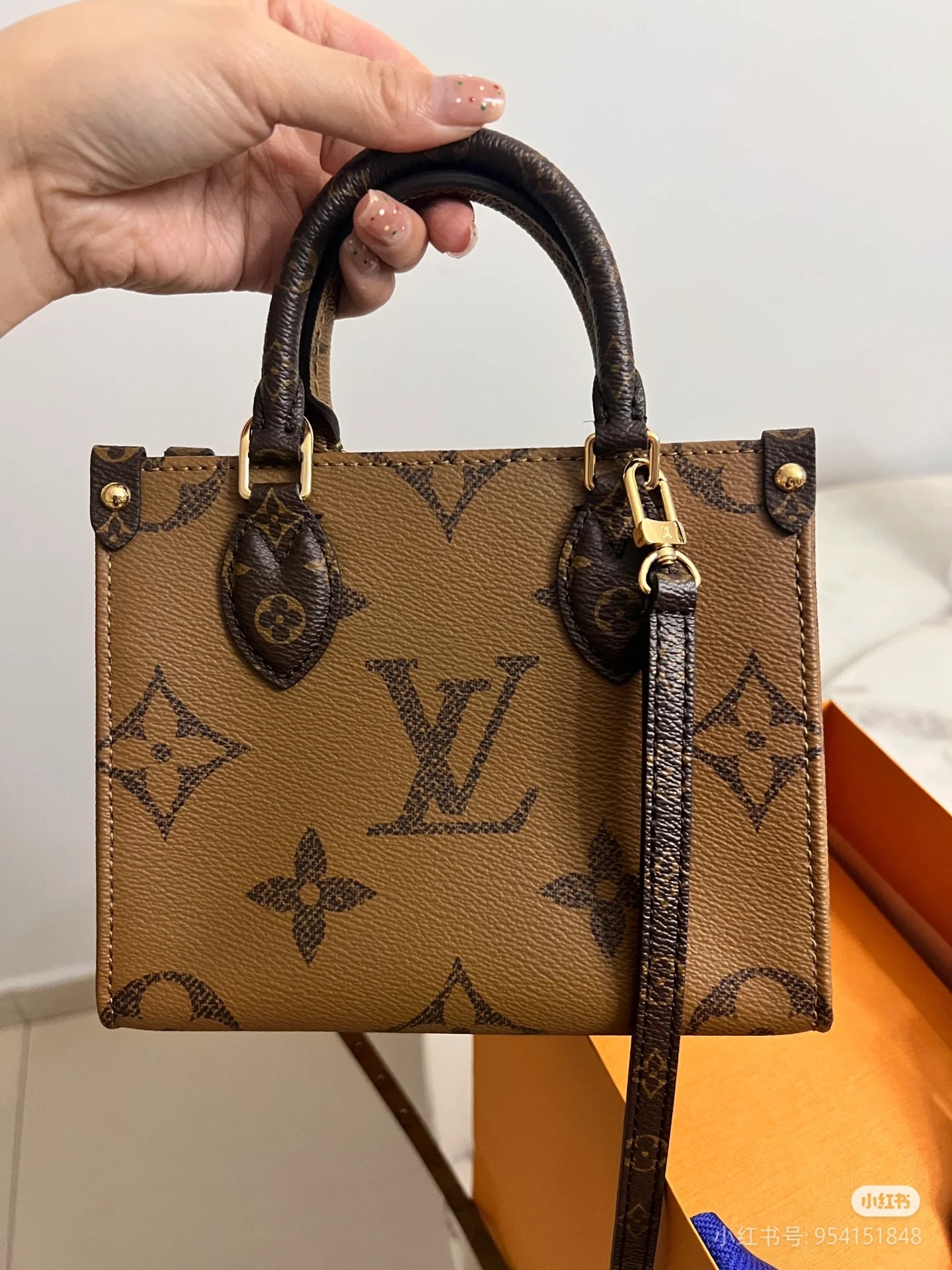 NO:200755,Original single-quality variable-code chip all-steel hardware model M46839 presbyterian onthego Tote bag is designed with a monogram canvas enriched original design, integrating monogram reverse canvas for leather handles and handle fixtures. Enriched space to store the phone, and the removable and adjustable shoulder straps add a back and portability option. Dimensions 18 x 15 x 8.5 cm (length x height x width), LV [top original list], louis vuitton, versace, totes19860909原单品质变码芯片全钢五金型号M46839老花onthego 托特包以 monogram 帆布浓缩原版设计,为皮革手柄及手柄固定件融入 monogram reverse 帆布.充裕空间可收纳手机,可拆卸并调节的肩带再添背携选项. 尺寸18 x 15 x 8.5 厘米 (长度 x 高 x 宽),LV【顶级原单】,louis vuitton,versace,totes,Bag