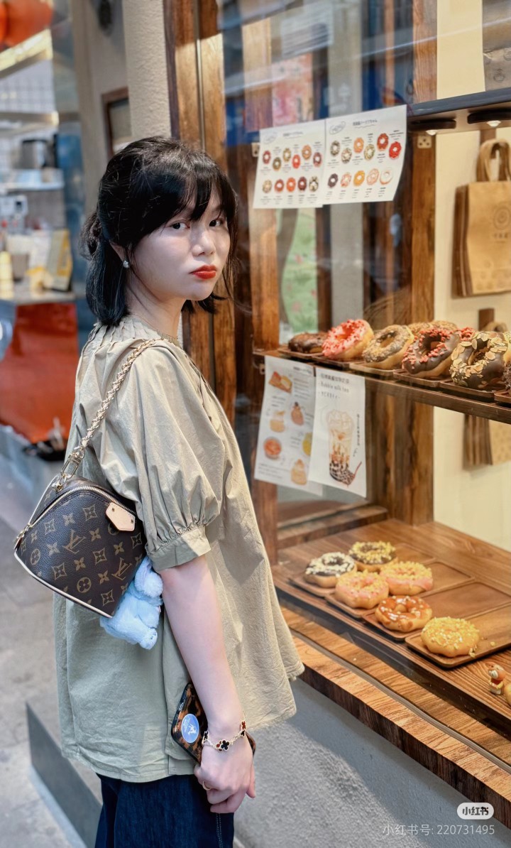 NO:200720,[Original single-code chip, all-steel hardware] Model M47096 old-fashioned chain dice bag series just in case handbag just in case handbag just in case handbag traces the brand travel heritage, with monogram tsd hl canvas and cowhide trim, it is compact, can accommodate mobile phones, keys, cosmetics and other daily needs. Padlocks and key bags highlight classic details, leather woven chains and leather shoulder straps can be detached, and modern carry-on choice can be switched to. Size 13 x 14 x 11.5 cm., LV [top original list], louis vuitton, cowhide19860909【原单变码芯片,全钢五金】型号M47096老花 链条骰子包系列 just in case 手袋 just in case 手袋回溯品牌旅行传承,以monogram tsd hl帆布和牛皮革饰边塑就紧凑构型,可容纳手机、钥匙、化妆品等日常所需.挂锁和钥匙包彰显经典细节,皮革编织链条和皮革肩带均可拆卸,随心切换摩登背携选择.尺寸13 x 14 x 11.5厘米.,LV【顶级原单】,louis vuitton,cowhide,Bag