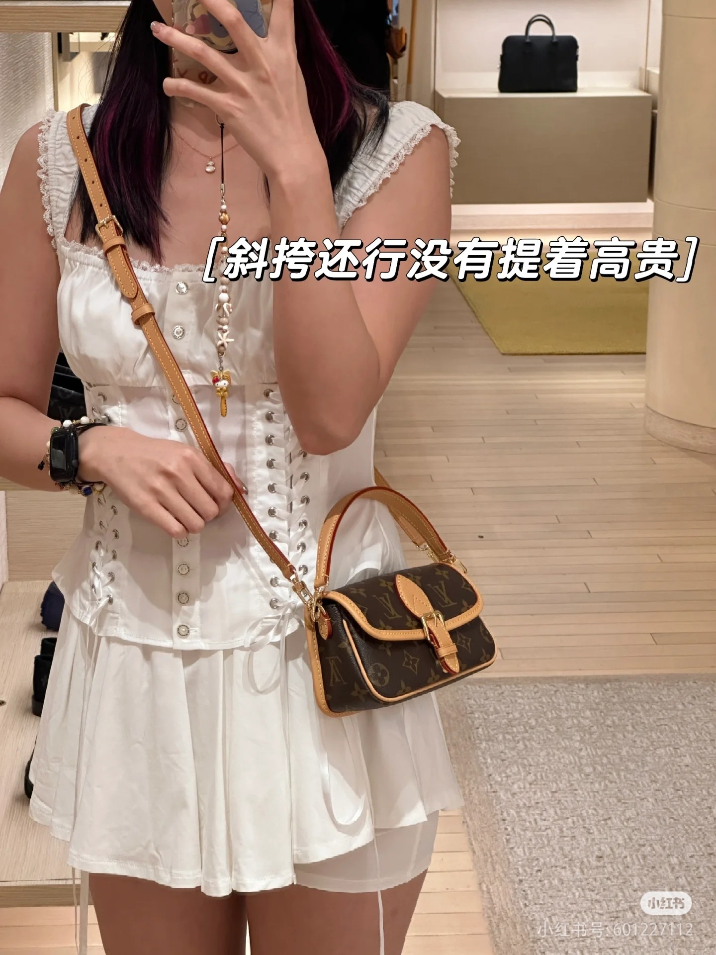 NO:200697,The new mini baguette NANO DIANE handbag model M83298 Presbyterian uses the classic configuration of Monogram Empreinte leather concentrated Diane handbag, replicating the prototype details such as rounded flip cover and belt-style opening and closing. Enriched space to store mobile phones and daily needs, removable handles and removable and adjustable shoulder straps to achieve flexible carrying, suitable for both day and night. Size 19*10., LV [top original list], louis vuitton19860909mini法棍新款NANO DIANE 手袋型号M83298 老花以 Monogram Empreinte 皮革浓缩 Diane 手袋的经典构型,复现圆润翻盖和腰带式开合等原型细节.充裕空间可收纳手机和日常所需,可拆卸手柄和可拆卸并调节的肩带实现灵活背携,昼夜场合皆宜. 尺寸19*10.,LV【顶级原单】,louis vuitton,Bag