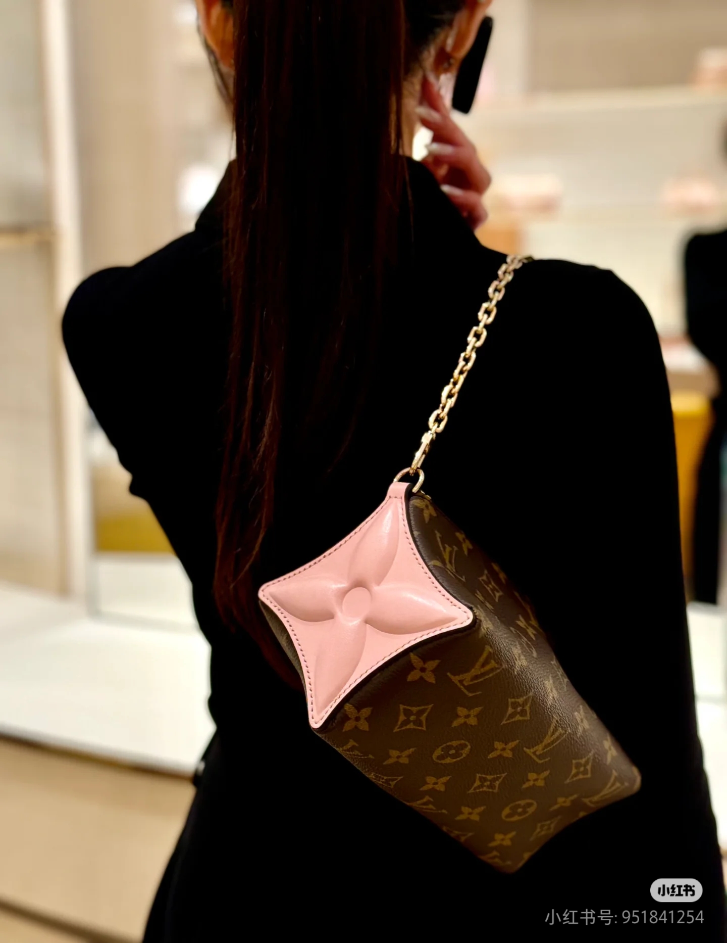 NO:394997,Clearance special offer top-level original single-code chip all-steel hardware models: M11303 pink, M11672 yellow, star fruit bag Bloom Pouch handbag spliced ​​with classic Monogram canvas and light leather on the sides, inspired by gentle design. The exquisite configuration can accommodate short wallets, mobile phones, keys and lipsticks and other daily needs, and the removable chain can achieve multiple carrying methods. Monogram coated canvas, cowhide trim, printed fabric lining, metal piece, zipper opening and closing, shoulder strap can be detached and adjustable! ! Size: 22.5x13x13C, LV [top original list], louis vuitton, cowhide19860909清仓特价顶级原单变码芯片全钢五金型號:M11303粉色,M11672黄色,杨桃包Bloom Pouch 手袋拼接经典 Monogram 帆布和侧面的淡雅皮革,以温婉设计演绎 Monogram 花卉的灵感启发.玲珑构型可收纳短款钱夹、手机、钥匙和口红等日常所需,可拆卸链条实现多种背携方式.Monogram 涂层帆布一牛皮革饰边一印花织物内衬一金属件一拉链开合一肩带可拆卸,可调节！！尺寸:22.5x13x13C,LV【顶级原单】,louis vuitton,cowhide,Bag