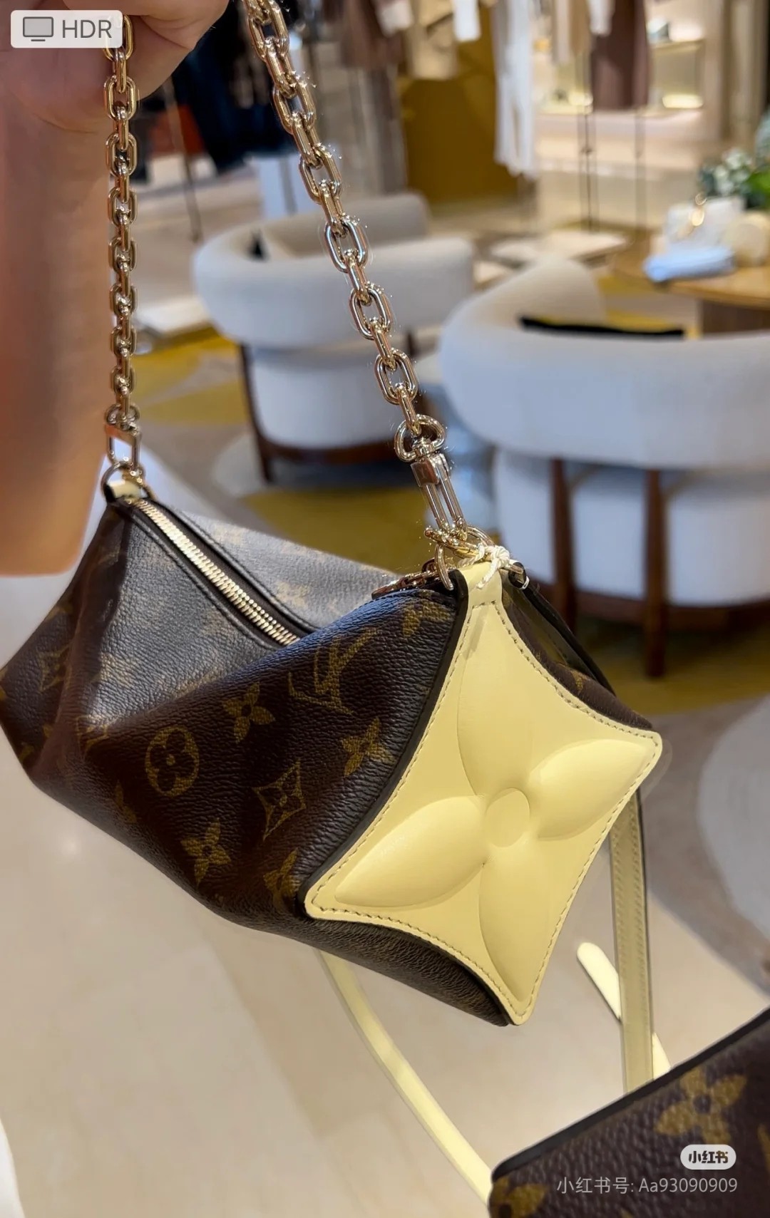 NO:200736,Top-level univariate chip all-steel hardware models: M11303 pink, M11672 yellow, star fruit bag Bloom Pouch handbag spliced ​​with classic Monogram canvas and light leather on the sides, inspired by gentle design. The exquisite configuration can accommodate short wallets, mobile phones, keys and lipsticks and other daily needs, and the removable chain can achieve multiple carrying methods. Monogram coated canvas, cowhide trim, printed fabric lining, metal piece, zipper opening and closing, shoulder strap can be detached and adjustable! ! Size: 22.5x13x13C, LV [top original list], christian louboutin, louis vuitton, cowhide19860909顶级原单变码芯片全钢五金型號:M11303粉色,M11672黄色,杨桃包Bloom Pouch 手袋拼接经典 Monogram 帆布和侧面的淡雅皮革,以温婉设计演绎 Monogram 花卉的灵感启发.玲珑构型可收纳短款钱夹、手机、钥匙和口红等日常所需,可拆卸链条实现多种背携方式.Monogram 涂层帆布一牛皮革饰边一印花织物内衬一金属件一拉链开合一肩带可拆卸,可调节！！尺寸:22.5x13x13C,LV【顶级原单】,christian louboutin,louis vuitton,cowhide,Bag