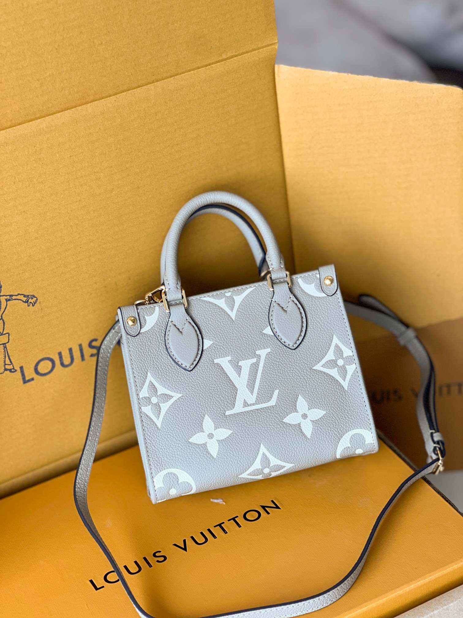 NO:201208,All-steel hardware variable code chip, model M47054 khaki This model OnTheGo BB handbag is a Monogram Empreinte leather embossed Monogram pattern, which highlights the ingenious details with unique handle fixtures and rivet leather loops with corners. The exquisite configuration can accommodate smartphones and short wallets, and the removable and adjustable shoulder straps are convenient for shoulders. 18 x 15 x 8.5 cm, LV [top original list], louis vuitton19860909全钢五金变码芯片,型号M47054卡其本款 OnTheGo BB 手袋为 Monogram Empreinte 皮革压印 Monogram 图案,以别致手柄固定件和包角的铆钉皮革袢彰显匠心细节.玲珑构型可收纳智能手机和短款钱夹,可拆卸并调节的肩带方便肩背. 18 x 15 x 8.5 厘米,LV【顶级原单】,louis vuitton,Bag