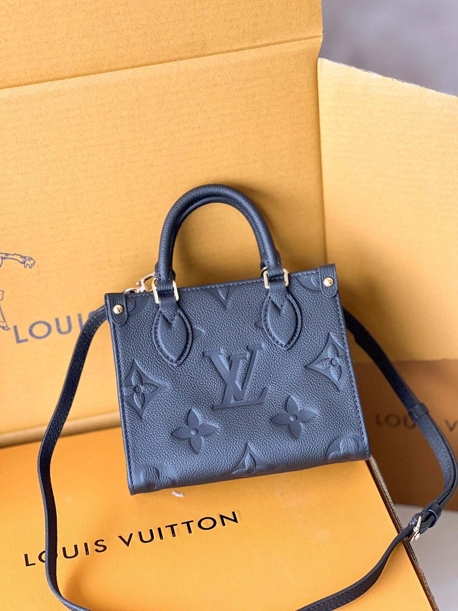 NO:201200,Original single hardware, variable code chip M46993 black M47045 apricot color Top original single version OnTheGo BB handbag is Monogram Empreinte leather embossed Monogram pattern, showing the ingenious details with unique handle fixtures and rivet leather loops with corners. The exquisite configuration can accommodate smartphones and short wallets, and the removable and adjustable shoulder straps are convenient for shoulder back. 18.0 x 15.0 x 8.5 cm (Length x Height x Width), LV [Top Original Single], louis vuitton19860909原单五金,变码芯片M46993黑色 M47045杏色 顶级原单本款 OnTheGo BB 手袋为 Monogram Empreinte 皮革压印 Monogram 图案,以别致手柄固定件和包角的铆钉皮革袢彰显匠心细节.玲珑构型可收纳智能手机和短款钱夹,可拆卸并调节的肩带方便肩背.18.0 x 15.0 x 8.5 厘米 (长 x 高 x 宽),LV【顶级原单】,louis vuitton,Bag