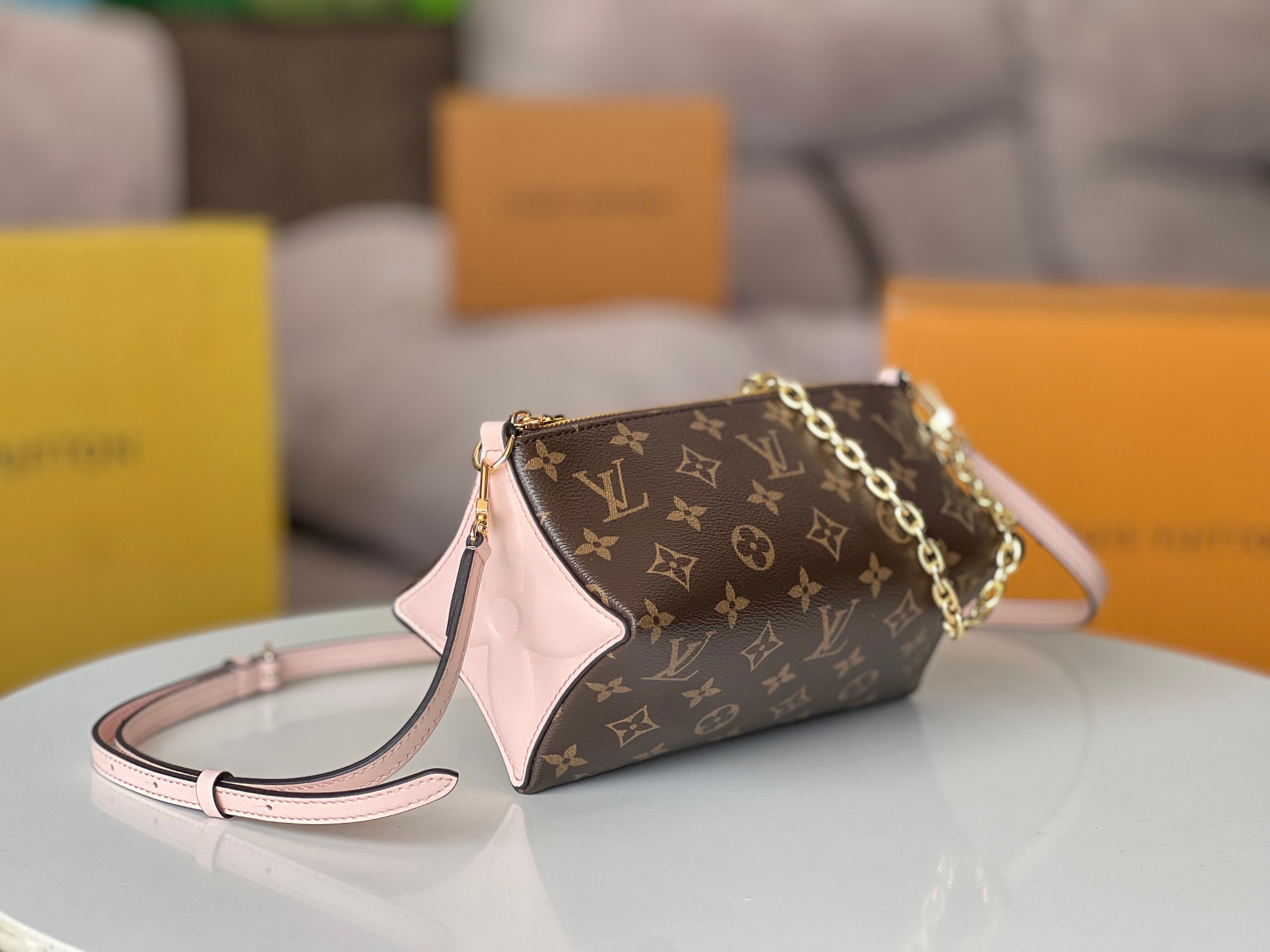 NO:394995,Clearance Special Price Top original single-code chip all-steel hardware models: M11303 pink, M11672 yellow, star fruit bag Bloom Pouch handbag spliced ​​with classic Monogram canvas and light leather on the sides, inspired by gentle design, Monogram flowers. The exquisite configuration can accommodate short wallets, mobile phones, keys and lipsticks and other daily needs, and the removable chain can achieve multiple ways of carrying. Monogram coated canvas, cowhide trim, printed fabric lining, metal piece, zipper opening and closing, shoulder strap can be detached and adjustable! ! Size: 22.5x13x13C, LV [top original list], louis vuitton, cowhide19860909清仓特价 顶级原单变码芯片全钢五金型號:M11303粉色,M11672黄色,杨桃包Bloom Pouch 手袋拼接经典 Monogram 帆布和侧面的淡雅皮革,以温婉设计演绎 Monogram 花卉的灵感启发.玲珑构型可收纳短款钱夹、手机、钥匙和口红等日常所需,可拆卸链条实现多种背携方式.Monogram 涂层帆布一牛皮革饰边一印花织物内衬一金属件一拉链开合一肩带可拆卸,可调节！！尺寸:22.5x13x13C,LV【顶级原单】,louis vuitton,cowhide,Bag