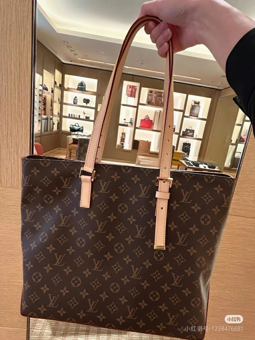 NO:602599,Top-quality original single transcoding chip all-steel hardware, [MEZZO handbag] model number M47134 This Mezzo handbag draws inspiration from the original design of the 1970s, with a neat shape and triangular leather on the sides to accentuate the classic style of the Monogram pattern, and then injects modern meaning with asymmetric handles. The medium size is in line with the fashion trend of large handbags and can easily store commuting and travel needs. Size 43 x 33 x 16  cm, LV [top original order], louis vuitton19860909顶级原单变码芯片全钢五金,【MEZZO 手袋】型号 M47134本款 Mezzo 手袋向 年代的原版设计采撷灵感,以利落构型和侧面三角皮革烘托 Monogram 图案的经典格调,再借不对称手柄注入摩登意味.中号尺寸契合大型手袋的时尚潮流,可轻松收纳通勤和出游所需. 尺寸43 x 33 x 16 厘米,LV【顶级原单】,louis vuitton,Bag