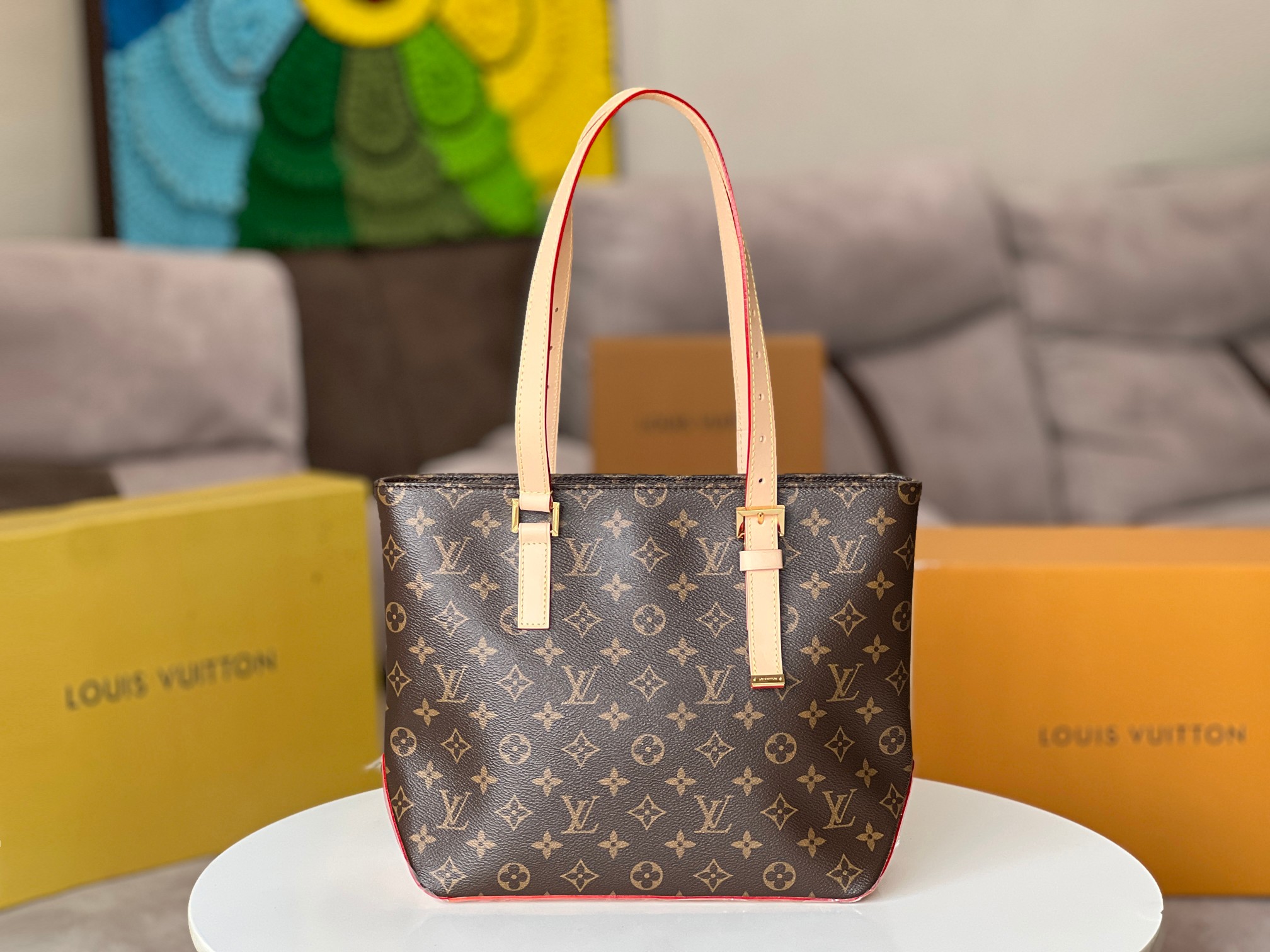 NO:205132,Genuine grade top-level original single-code chip 4 all-steel hardware [PIANO handbag] model M12095 old-fashioned shopping bag, Piano handbag This time, it is set off with a neat configuration and side triangle leather. The classic style of Monogram pattern is released with an asymmetric handle. The modern style of the autumn and winter series makes it easy to follow everyday needs. Size 25 x 27 x 11.5 cm, LV [top original order], louis vuitton19860909正品级 顶级原单变码芯片4全钢五金【PIANO 手袋】型号M12095老花购物袋,Piano 手袋本次以利落构型和侧面三角皮革烘托 Monogram 图案的经典格调,再借不对称手柄释放 秋冬系列的摩登风范,令日常所需轻松随行.尺寸25 x 27 x 11.5 厘米,LV【顶级原单】,louis vuitton,Bag