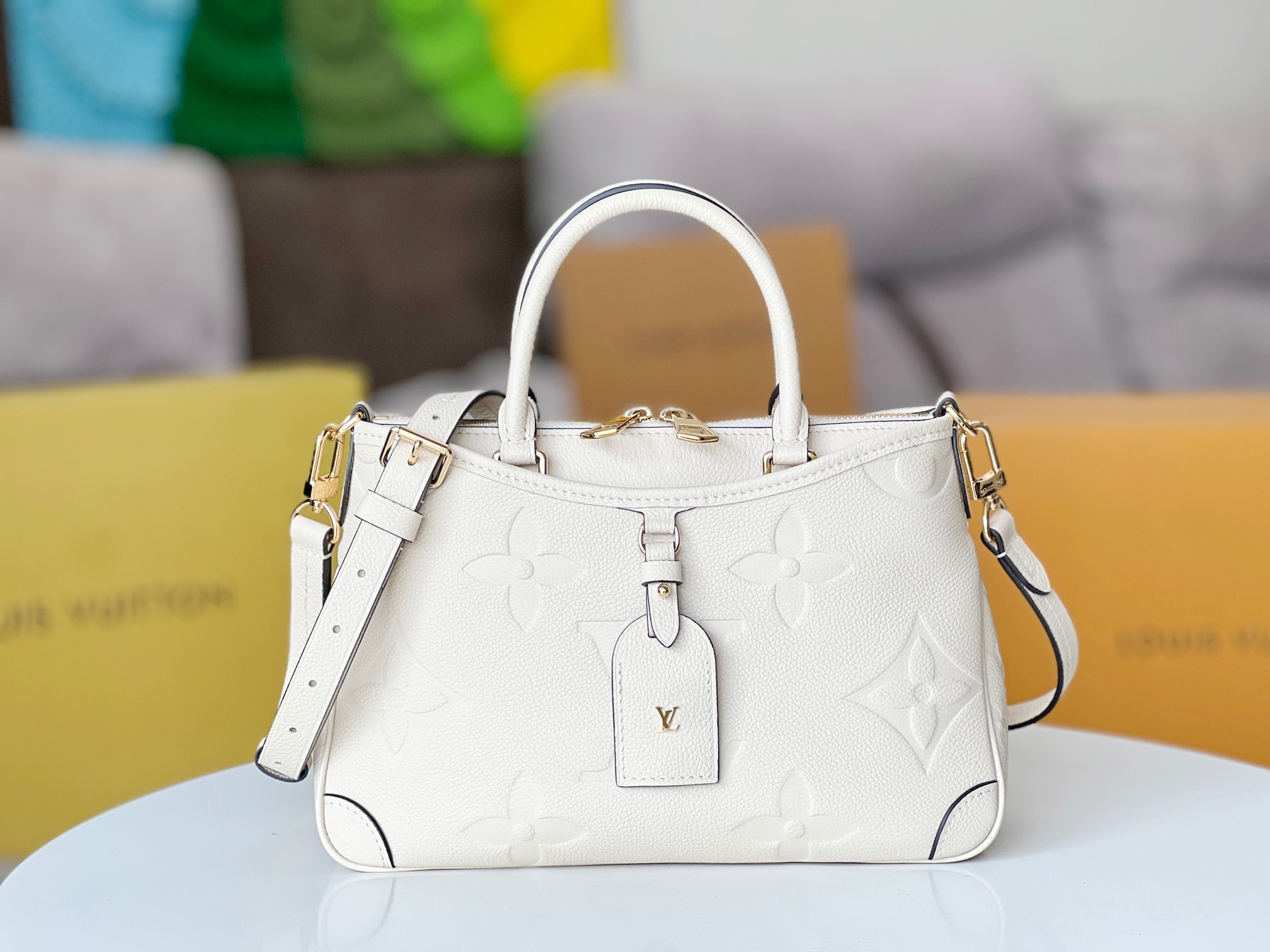 NO:210102,All-steel hardware variable-code chip model M46503 white Trianon small handbag is made of Monogram Empreinte embossed leather, which echoes the brand's iconic Pallas handbag design with a V-shaped contour, making it a delicate choice beyond traditional tote bags. The top handle and removable shoulder straps provide a comfortable carrying experience. Detailed features 28 x 18 x 8 cm (length x height x width), LV [top original list], louis vuitton,totes19860909全钢五金变码芯片型号M46503白色 本款 Trianon 小号手袋取材 Monogram Empreinte 压纹皮革,以 V 形轮廓呼应品牌标志性 Pallas 手袋设计,成就传统托特包之外的精巧之选.顶部手柄和可拆卸肩带实现舒适背携体验. 详细特征 28 x 18 x 8 厘米 (长度 x 高 x 宽),LV【顶级原单】,louis vuitton,totes,Bag