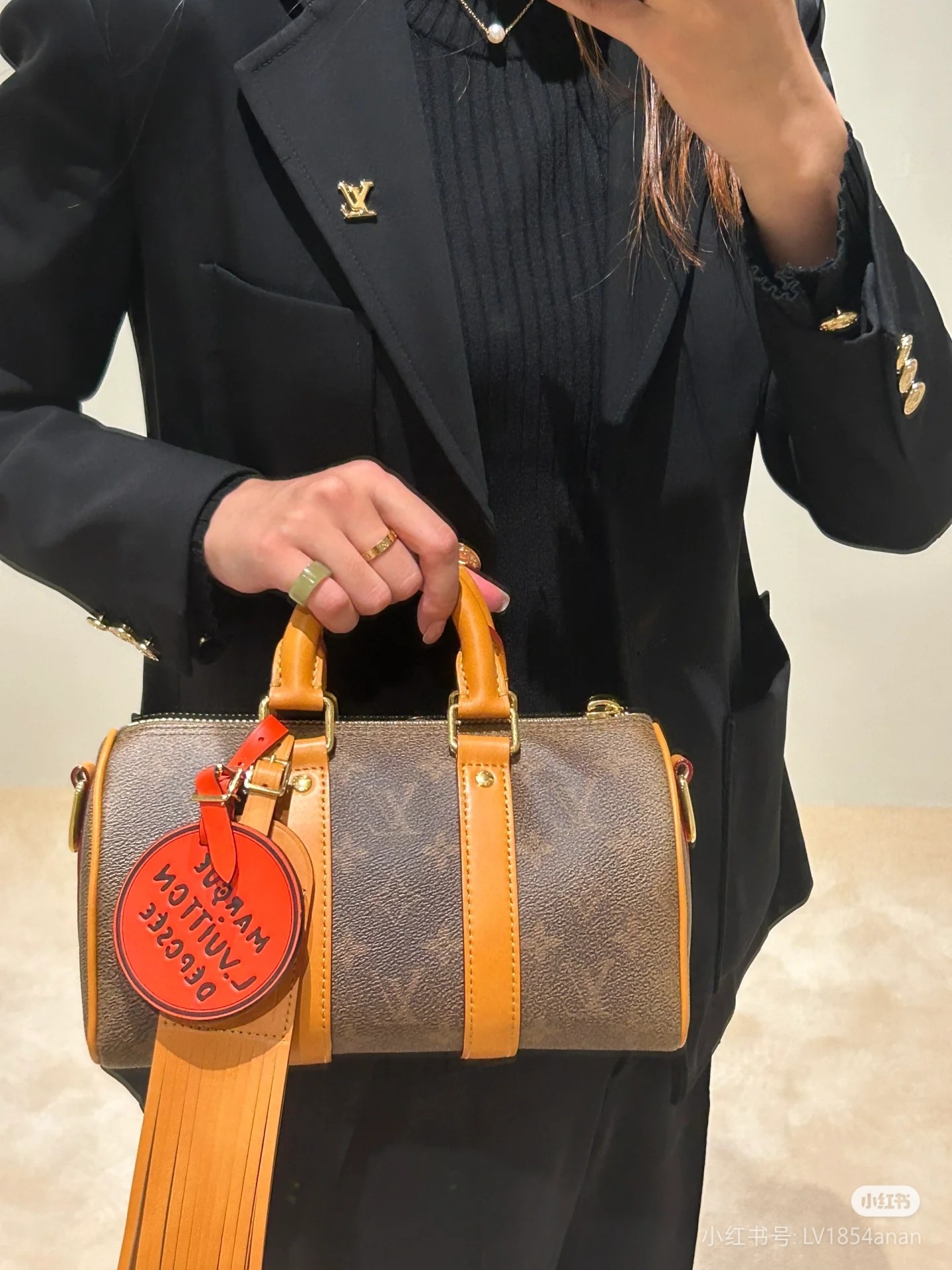 NO:200580,All-steel hardware variable code chip model M11542 This keepall bandoulière 25 handbag draws western inspiration and presents a fading monogram pattern with pharrell williams' new monogram dust canvas. The top handle, removable shoulder strap and reinforced side strap are all made of old cowhide leather, and the exquisite configuration can accommodate mobile phones, wallets and other small items. Monogram dust coated canvas, old cowhide trim, fabric lining, metal piece, zipper main compartment, non-functional tassel brand, removable round decoration, shoulder strap removable, adjustable size: 25x15x11cm, LV [top original list], louis vuitton, wallets, cowhide19860909全钢五金变码芯片型号M11542 本款 keepall bandoulière 25 手袋汲取西部灵感,以 pharrell williams 的新式 monogram dust 帆布呈现褪色效果 monogram 图案.顶部手柄、可拆卸肩带和加固侧带均取材做旧牛皮革,精巧构型可容纳手机、钱包和其他小物.monogram dust 涂层帆布一做旧牛皮革饰边一织物内衬一金属件一拉链主隔层一非功能性流苏名牌一可拆卸圆形装饰一肩带可拆卸,可调节尺寸:25x15x11cm,LV【顶级原单】,louis vuitton,wallets,cowhide,Bag