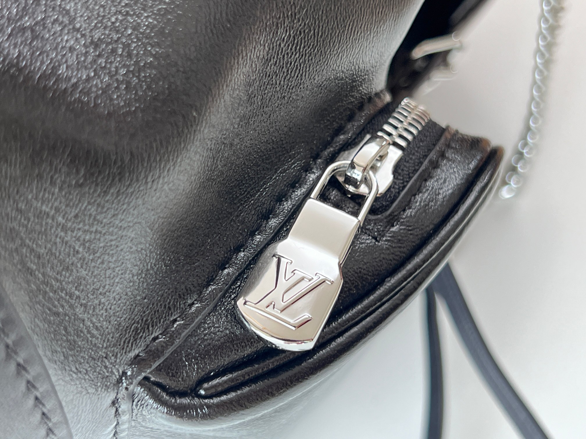 NO:201275,Original sheepskin all-steel hardware variable-code chip model M12587 black full-leather backpack this model Montsouris small trumpet more details...,LV [top original list],louis vuitton,backpacks,sheepskin19860909原厂羊皮全钢五金变码芯片型号M12587黑色全皮双肩背包本款 Montsouris 小号更多细节……,LV【顶级原单】,louis vuitton,backpacks,sheepskin,Bag