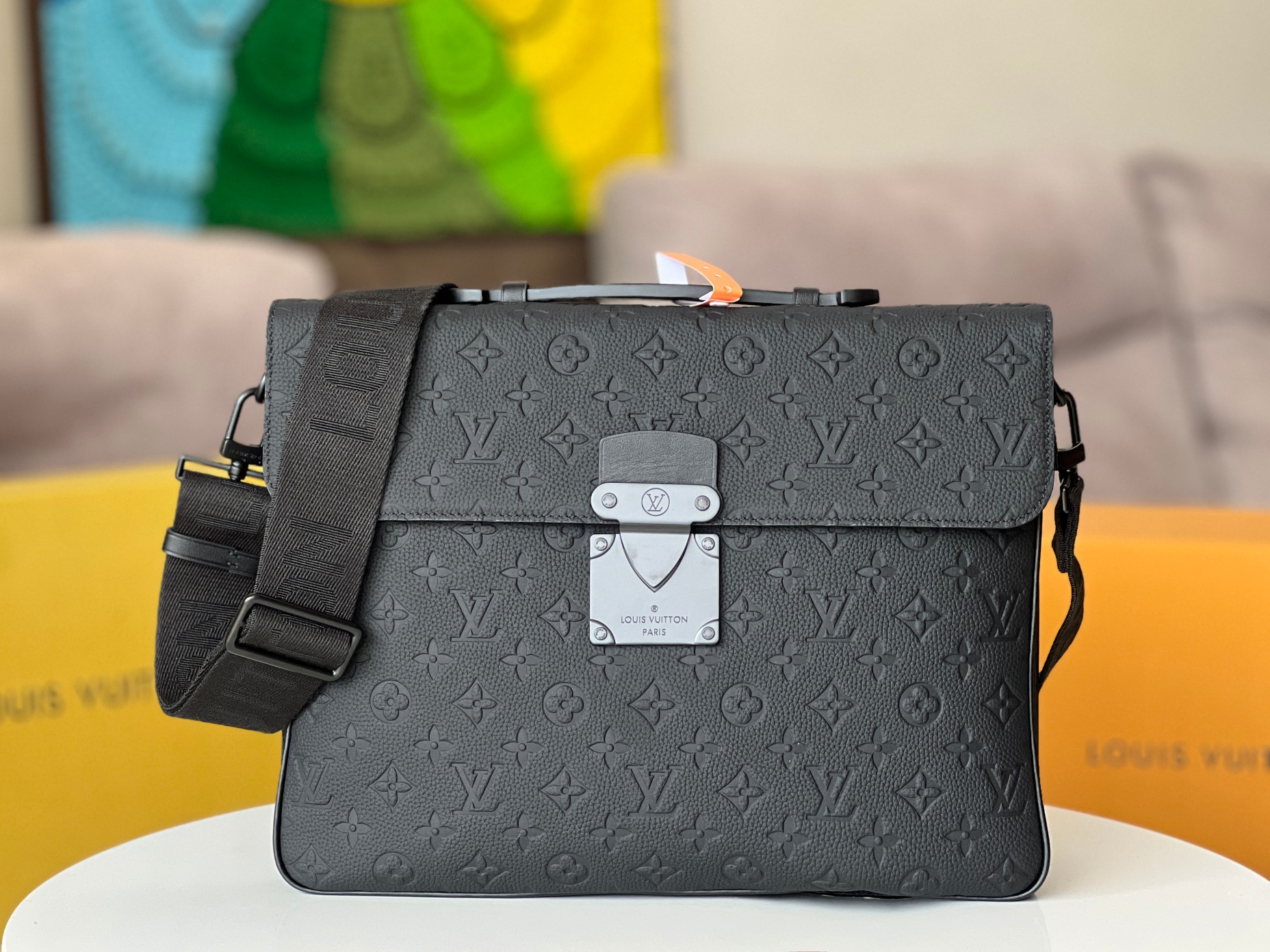 NO:200699,Top-grade original single all-steel hardware variable code chip M20835 black embossed briefcase, crossbody bag, s-lock briefcase is restrained in taurillon monogram cowhide, providing a safe choice for contemporary business people on traditional design. The magnetic buckle comes from the classic hard box lock buckle, paired with adjustable shoulder straps. 39 x 30 x 8 cm (length x height x width), LV [top-grade original], louis vuitton,satchels,crossbody bags,cowhide19860909顶级原单全钢五金变码芯片M20835黑色压花公文包,斜挎包,s-lock 公文包以 taurillon monogram 牛皮革呈现内敛构型,在传统设计之上为当代商务人士提供稳妥之选.磁扣源自经典硬箱锁扣,搭配可调节肩带. 39 x 30 x 8 厘米 (长度 x 高 x 宽),LV【顶级原单】,louis vuitton,satchels,crossbody bags,cowhide,Bag