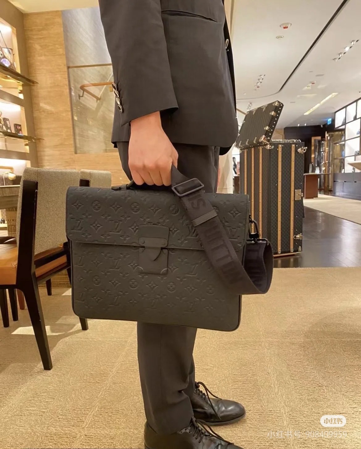 NO:200709,Top-grade original single all-steel hardware variable code chip M20835 black embossed briefcase, crossbody bag, s-lock briefcase is restrained in taurillon monogram cowhide, providing a safe choice for contemporary business people on traditional design. The magnetic buckle comes from the classic hard box lock buckle, paired with adjustable shoulder straps. 39 x 30 x 8 cm (length x height x width), LV [top-grade original], louis vuitton,satchels,crossbody bags,cowhide19860909顶级原单全钢五金变码芯片M20835黑色压花公文包,斜挎包,s-lock 公文包以 taurillon monogram 牛皮革呈现内敛构型,在传统设计之上为当代商务人士提供稳妥之选.磁扣源自经典硬箱锁扣,搭配可调节肩带. 39 x 30 x 8 厘米 (长度 x 高 x 宽),LV【顶级原单】,louis vuitton,satchels,crossbody bags,cowhide,Bag