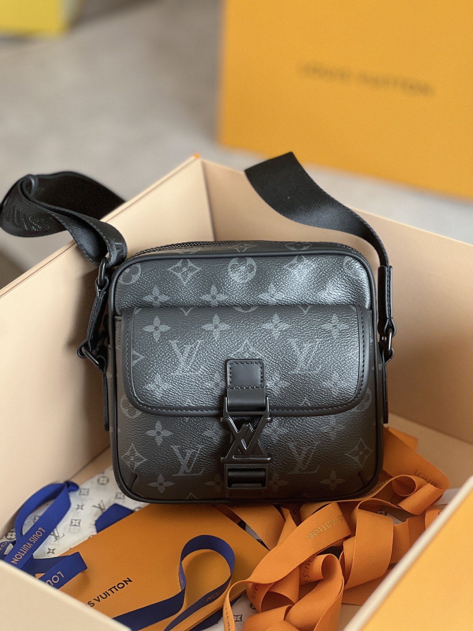 NO:200333,,Original single quality, variable code chip, all steel hardware M12518 black flower, this Getaway postman bag is made of Monogram Eclipse canvas, paired with the front flip pocket with LV letter quick release buckle, which achieves trendy travel with a delicate configuration. Adjustable nylon shoulder straps ensure comfortable carrying. 18 cm (),LV [top original single],christian louboutin,louis vuitton19860909,原单品质,变码芯片,全钢五金M12518黑花,本款 Getaway 邮差包取材 Monogram Eclipse 帆布,为前翻盖口袋搭配 LV 字母快拆式搭扣,以精巧构型实现潮流出行.可调节锦纶肩带确保舒适背携. 18厘米 (),LV【顶级原单】,christian louboutin,louis vuitton,Bag