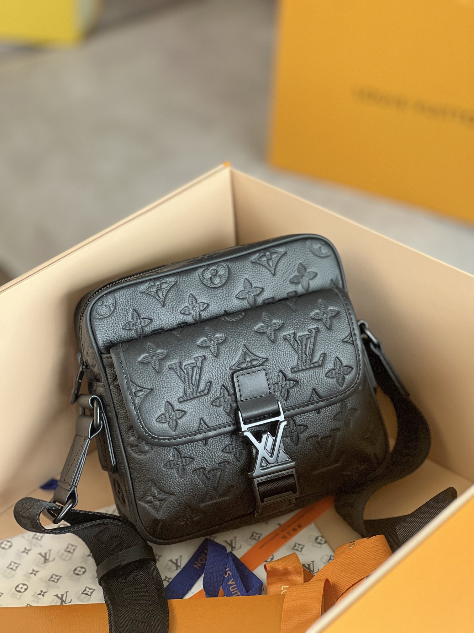 NO:200336,Original single-quality variable-code chip all-steel hardware M12516 embossed, this Getaway postman bag has a delicate Monogram embossed Monogram embossed with Monogram Shadow leather, which enables the easy conversion of postman bag and clutch in a compact configuration. The front flip pocket is equipped with LV metal buckle, and adjustable wide fabric shoulder straps are convenient for shoulder or crossbody. 18 cm (),LV [top original list],louis vuitton,handbag19860909原单品质变码芯片全钢五金M12516压花,本款 Getaway 邮差包拥有 Monogram Shadow 皮革的细腻 Monogram 压纹,以紧凑构型实现邮差包和手拿包的自如转换.前翻盖口袋配有 LV 金属搭扣,可调节宽幅织物肩带方便肩背或斜挎. 18厘米 (),LV【顶级原单】,louis vuitton,handbag,Bag