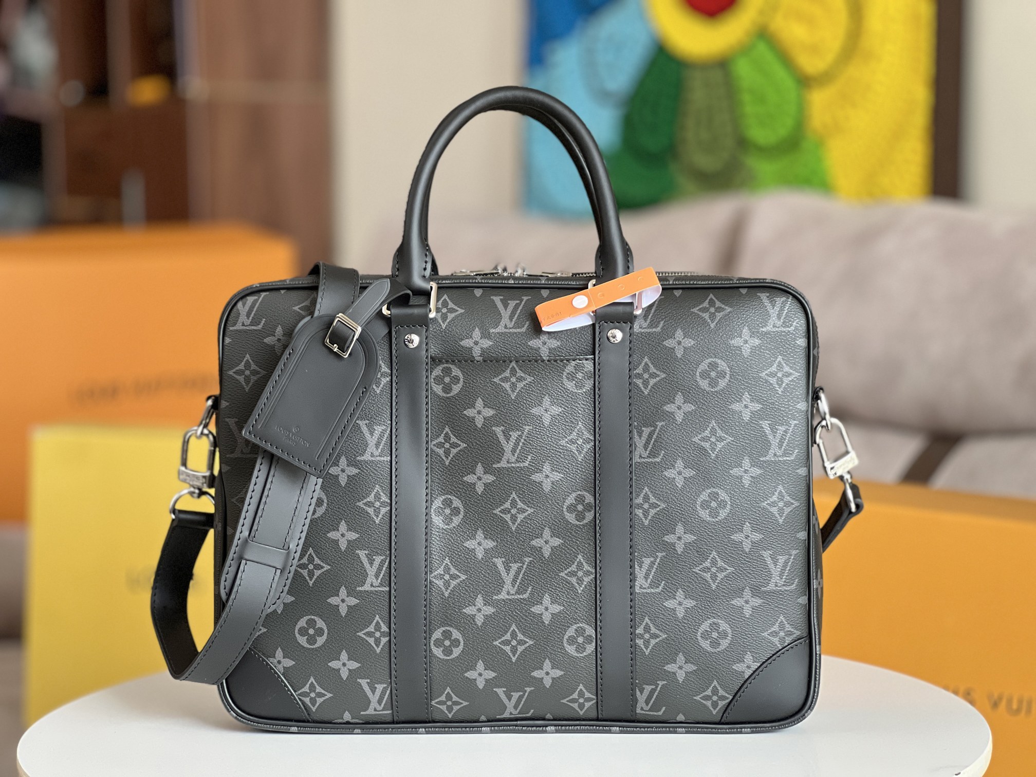 NO:213929,Top-grade original single-code chip all-steel hardware, M46457 black flower men's bag briefcase series This Voyage small briefcase is made of Damier Graphite coated canvas, paired with leather side straps, reinforced corners, top handles and brand names. The outer bag is easy to store smartphones, and the padded inner compartment can accommodate 13-inch laptops. The removable and adjustable shoulder straps are suitable for comfortable shoulders. Detailed features 36.5 x 27.5 x 6 cm, LV [top original list], louis vuitton19860909顶级原单变码芯片全钢五金, M46457黑花男包公文包系列 本款 Voyage 小号公文包 取材 Damier Graphite 涂层帆布,搭配皮革侧带、加固包角、顶部手柄和名牌.外袋便于存放智能手机,加垫内隔层可容纳 13 寸笔记本电脑,可拆卸并调节的肩带实现舒适肩背.详细特征36.5 x 27.5 x 6 厘米,LV【顶级原单】,louis vuitton,Bag