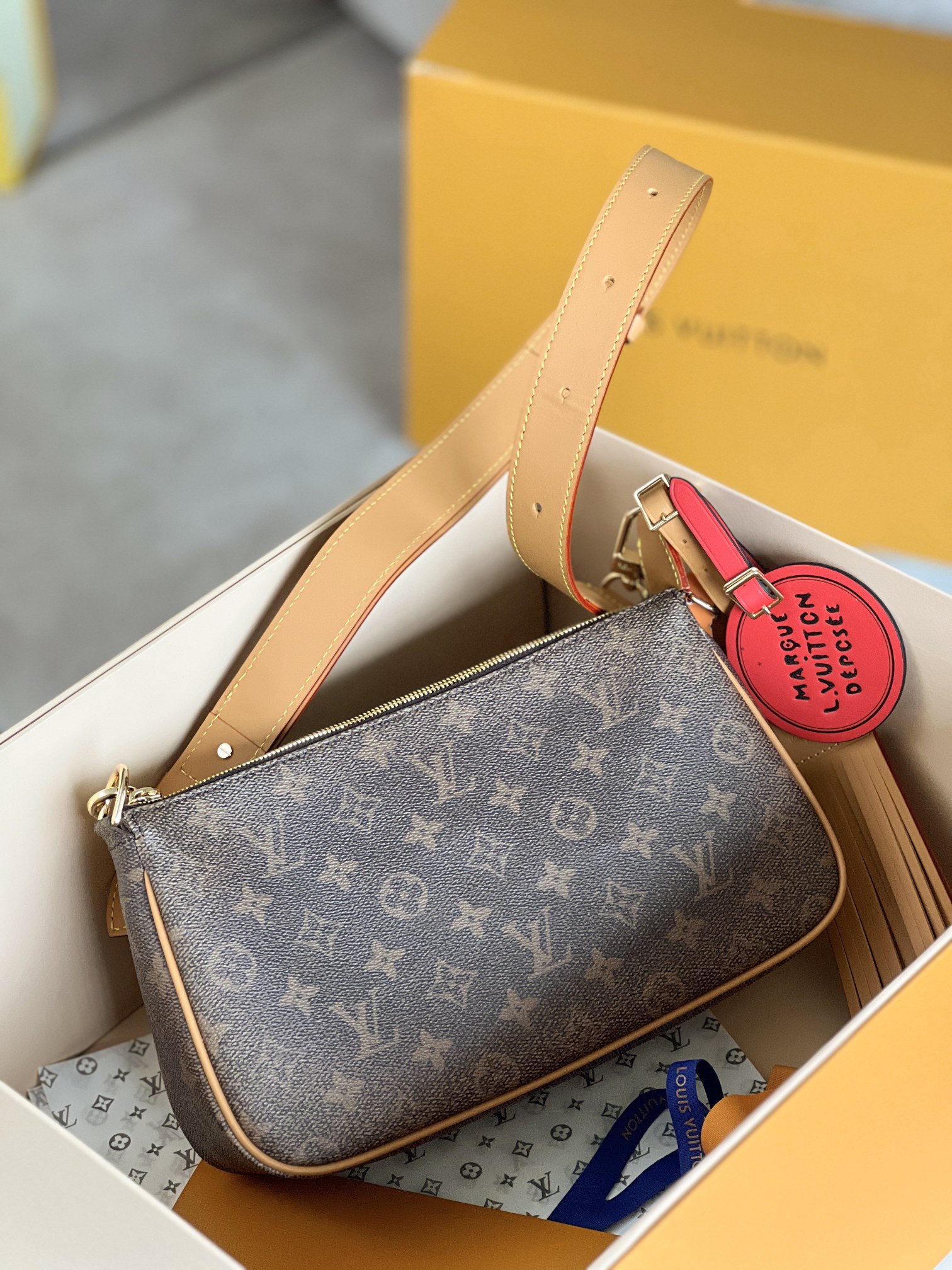 LD顶级原单 M 本款 pochette accessoire xl 手袋以 monogram dust 帆布呈现历经时间洗礼的 monogram 图案，为源自 JJ 年的经典构型注入俊朗气息。充裕拉链主隔层配有贴袋，非功能性流苏名牌和 marque l.vuitton déposée 装饰均可拆卸。monogram dust 涂层帆布一做旧牛皮革饰边一织物内衬一金属件一拉链主隔层一内贴袋一非功能性可拆卸流苏名牌一可拆卸圆形装饰一肩带：可拆卸，可调节，尺寸:x.xcm