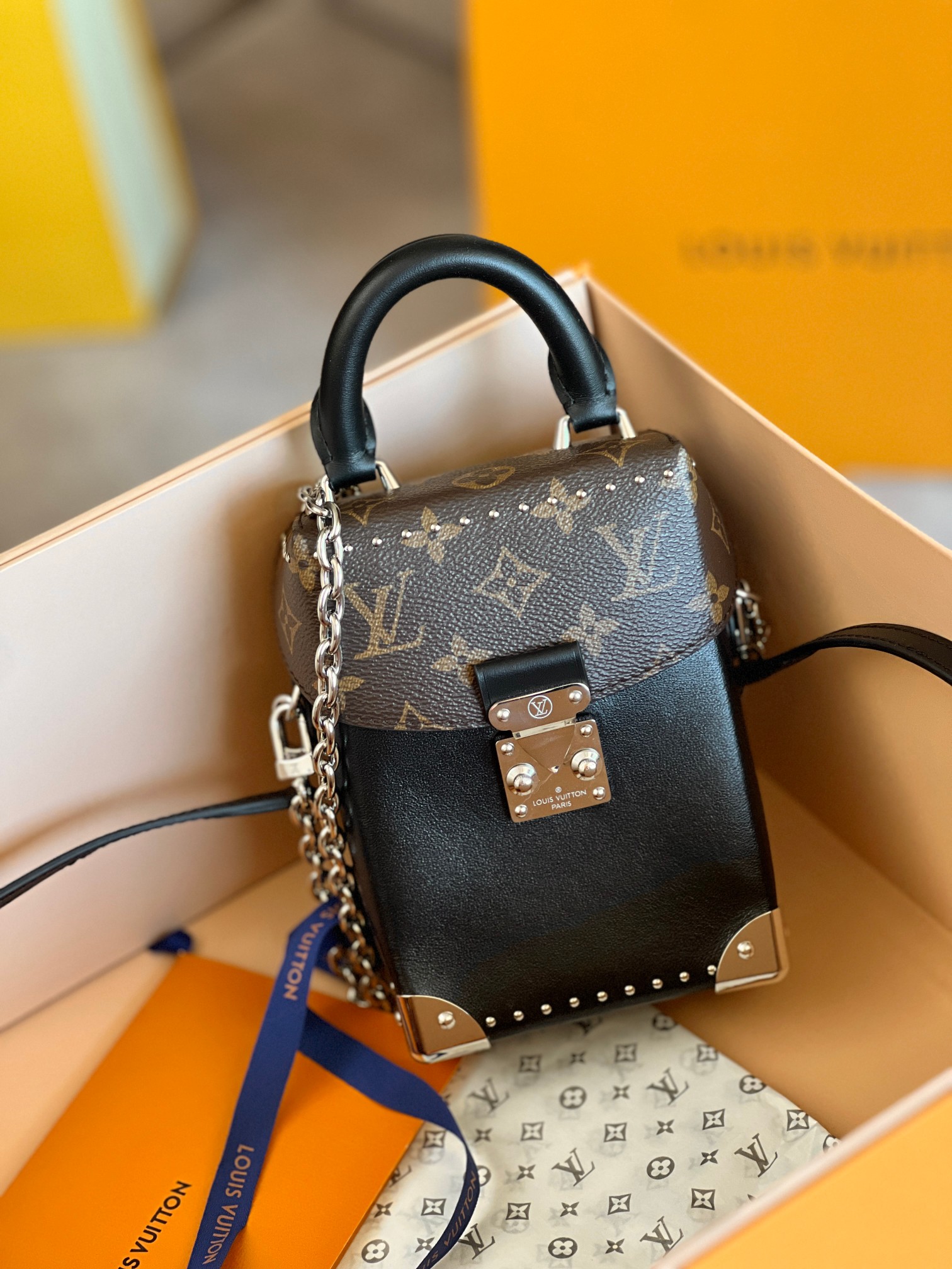 NO:210082,The model of sheepskin all-steel hardware variable-code chip M12362 sheepskin, LV Vibe family launched a new Camera Box handbag. Glossy cowhide leather cut into a unique configuration, Monogram details upgraded to classic style, S-lock lock and metal corner implicitly reveal the brand identity. Size 12.5 x 17.6 x 6 cm (length x height x width), LV [top original list], louis vuitton, cowhide, sheepskin19860909对版羊皮全钢五金变码芯片型号M12362羊皮,LV Vibe 家族推出新款 Camera Box 手袋.光泽牛皮革裁出别致构型,Monogram 细节升格经典风范,S-lock 锁扣与金属包角含蓄道出品牌身份. 尺寸12.5 x 17.6 x 6 厘米 (长度 x 高 x 宽),LV【顶级原单】,louis vuitton,cowhide,sheepskin,Bag