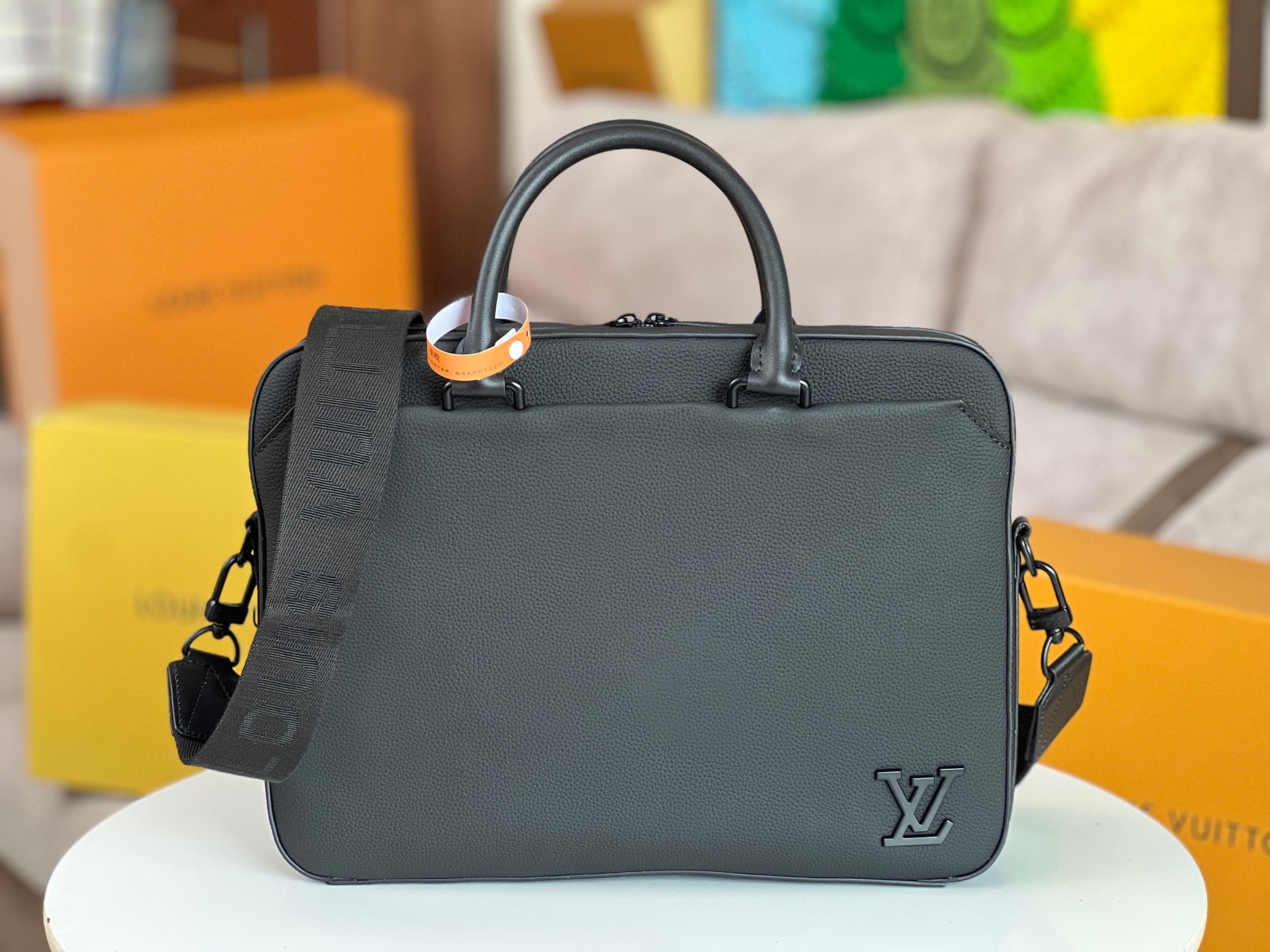 NO:212822,Model 23778 original calf leather Pilot calf briefcase has modern design and practical functions. The inner bag and compartment are paired with magnetic buckles to facilitate the pick-up and placement of personal belongings. The front bag is beveled corner design and the same color LV letters reveal LV Aerogram series style. 39 x 29 x 6 cm (length x height x width), LV [top original list], louis vuitton, cowhide19860909型号23778原厂小牛皮本款 Pilot 牛皮革公文包兼备摩登设计与实用功能.内袋与隔层搭配磁扣开合,便于取放随身物件.前袋斜切角设计和同色 LV 字母展露 LV Aerogram 系列格调.39 x 29 x 6厘米 (长度 x 高 x 宽),LV【顶级原单】,louis vuitton,cowhide,Bag