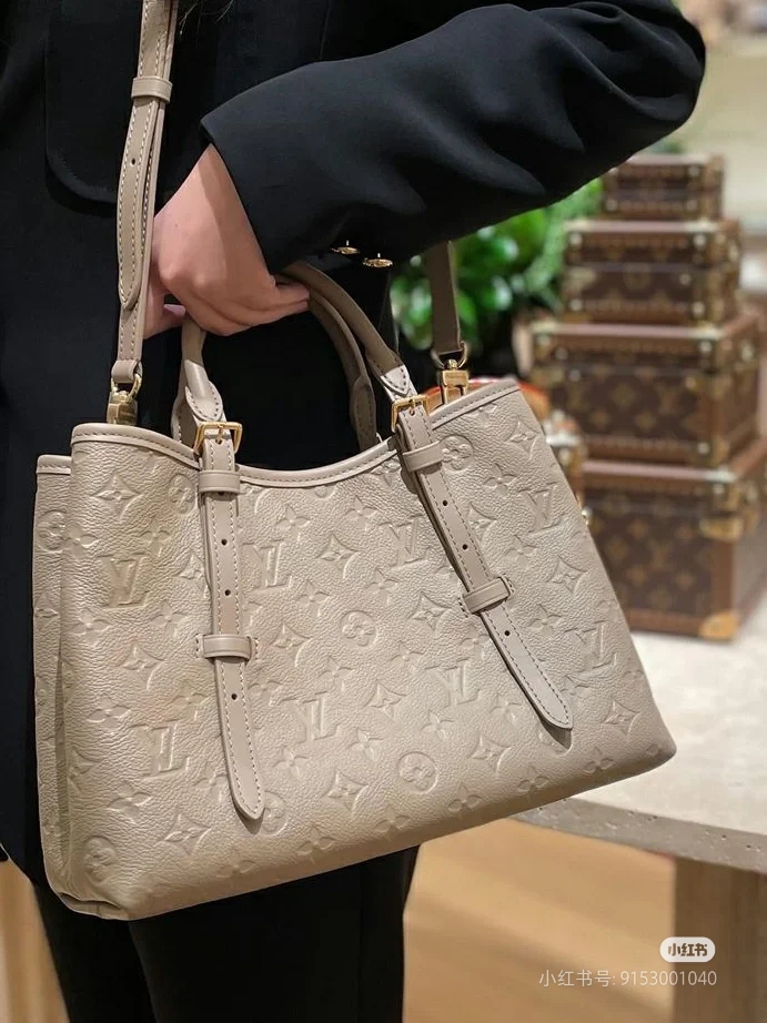 NO:212768,The variable code chip all-steel hardware top layer cowhide model M11463 khaki Babylone Tote handbag traces the origin of the Paris Babylone trendy community, chooses delicate cowhide leather to outline neat lines to provide plenty of space to store travel needs. The central zipper bag is equipped with an adjustable handle to achieve long and short shoulders. Monogram Empreinte embossed cowhide, cowhide trim, microfiber lining, metal piece, central zipper bag, patch pocket, can store smartphone, short wallet and key, double handle!  !  Size: 31x21.5x13CM, LV [top original list], louis vuitton, cowhide19860909变码芯片全钢五金头层牛皮型号M11463卡其本款 Babylone Tote 手袋溯源巴黎 Babylone 潮流社区,选用细腻牛皮革勾勒利落线条,以充裕空间收纳出行所需.内设中央拉链袋,可调节手柄实现长短肩背.Monogram Empreinte 压纹牛皮革一牛皮革饰边一微纤维内衬一金属件一中央拉链袋一贴袋一可收纳智能手机、短款钱夹和钥匙一手柄双手柄！！尺寸:31x21.5x13CM,LV【顶级原单】,louis vuitton,cowhide,Bag