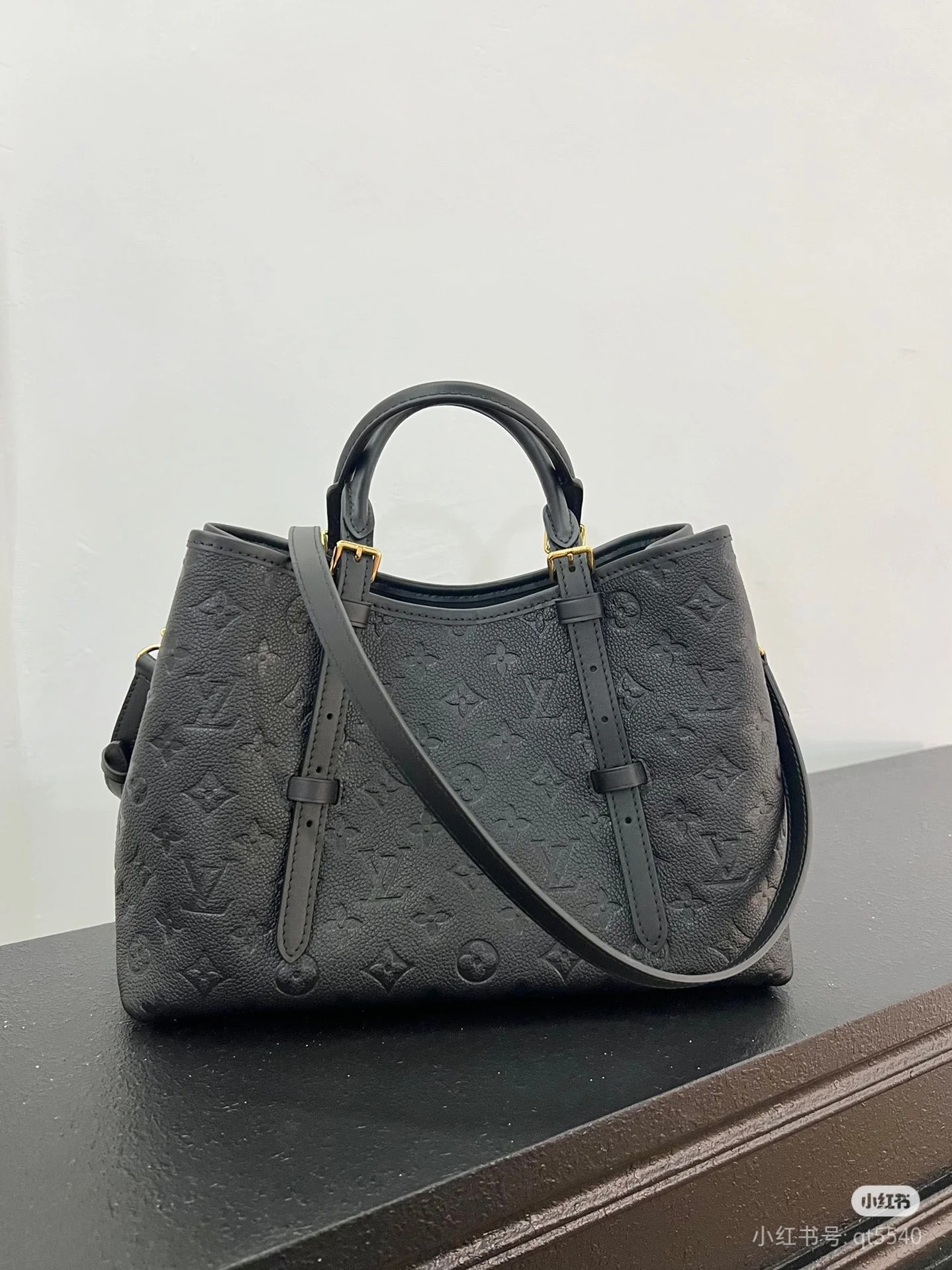 NO:212766,The variable code chip all-steel hardware top layer cowhide model M11393 black Babylone Tote handbag traces the origin of Paris Babylone trendy community, chooses delicate cowhide leather to outline neat lines to provide plenty of space to store travel needs. The central zipper bag is equipped with an adjustable handle to achieve long and short shoulders. Monogram Empreinte embossed cowhide, cowhide trim, microfiber lining, metal piece, central zipper bag, patch pocket, can store smartphone, short wallet and key, double handle!  !  Size: 31x21.5x13CM, LV [top original list], louis vuitton, cowhide19860909变码芯片全钢五金头层牛皮型号M11393黑本款 Babylone Tote 手袋溯源巴黎 Babylone 潮流社区,选用细腻牛皮革勾勒利落线条,以充裕空间收纳出行所需.内设中央拉链袋,可调节手柄实现长短肩背.Monogram Empreinte 压纹牛皮革一牛皮革饰边一微纤维内衬一金属件一中央拉链袋一贴袋一可收纳智能手机、短款钱夹和钥匙一手柄双手柄！！尺寸:31x21.5x13CM,LV【顶级原单】,louis vuitton,cowhide,Bag