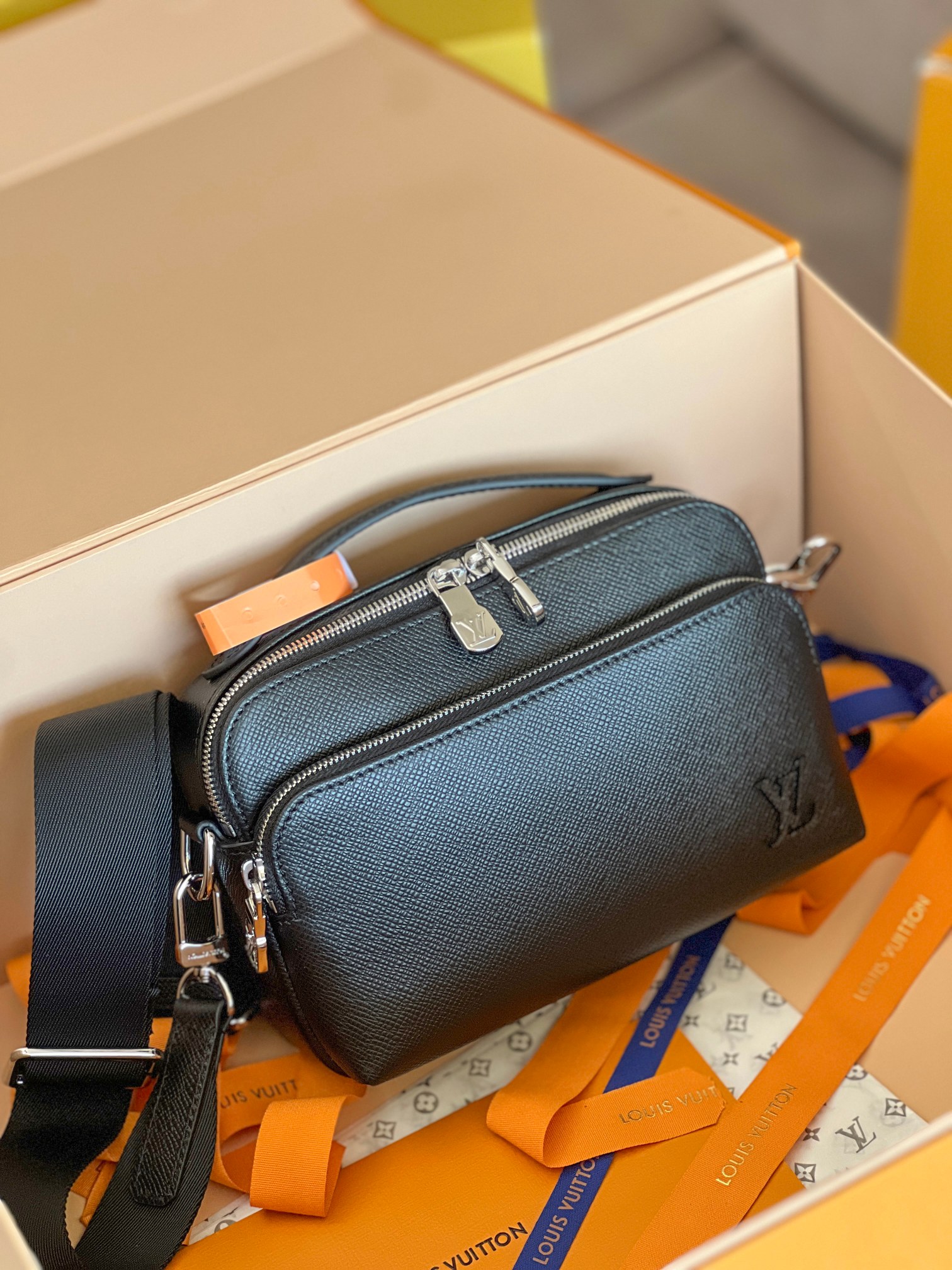 NO:213174,Top original single all-steel hardware variable code chip [Avenue messenger postage bag] M11657 black camera bag, taiga leather compact avenue messenger jm brings attitude to the business bag. Its stylish design and details, such as top handle and palladium-tuned hardware, and webbing shoulder straps, have a modern feel. Zippered main compartment, front pocket and inner flat pocket are useful. Size 22.5 x 15.5 x 7.5 cm, LV [top original list], louis vuitton19860909顶级原单全钢五金变码芯片【avenue messenger 邮差包】 M11657 黑色相机包, taiga皮革的紧凑型avenue messenger jm为商务包带来了态度.其时尚的设计和细节,如顶部手柄和钯金调的硬件,以及织带肩带,具有现代感.拉链主隔间、前口袋和内侧平口袋使其实用. 尺寸22.5 x 15.5 x 7.5厘米,LV【顶级原单】,louis vuitton,Bag