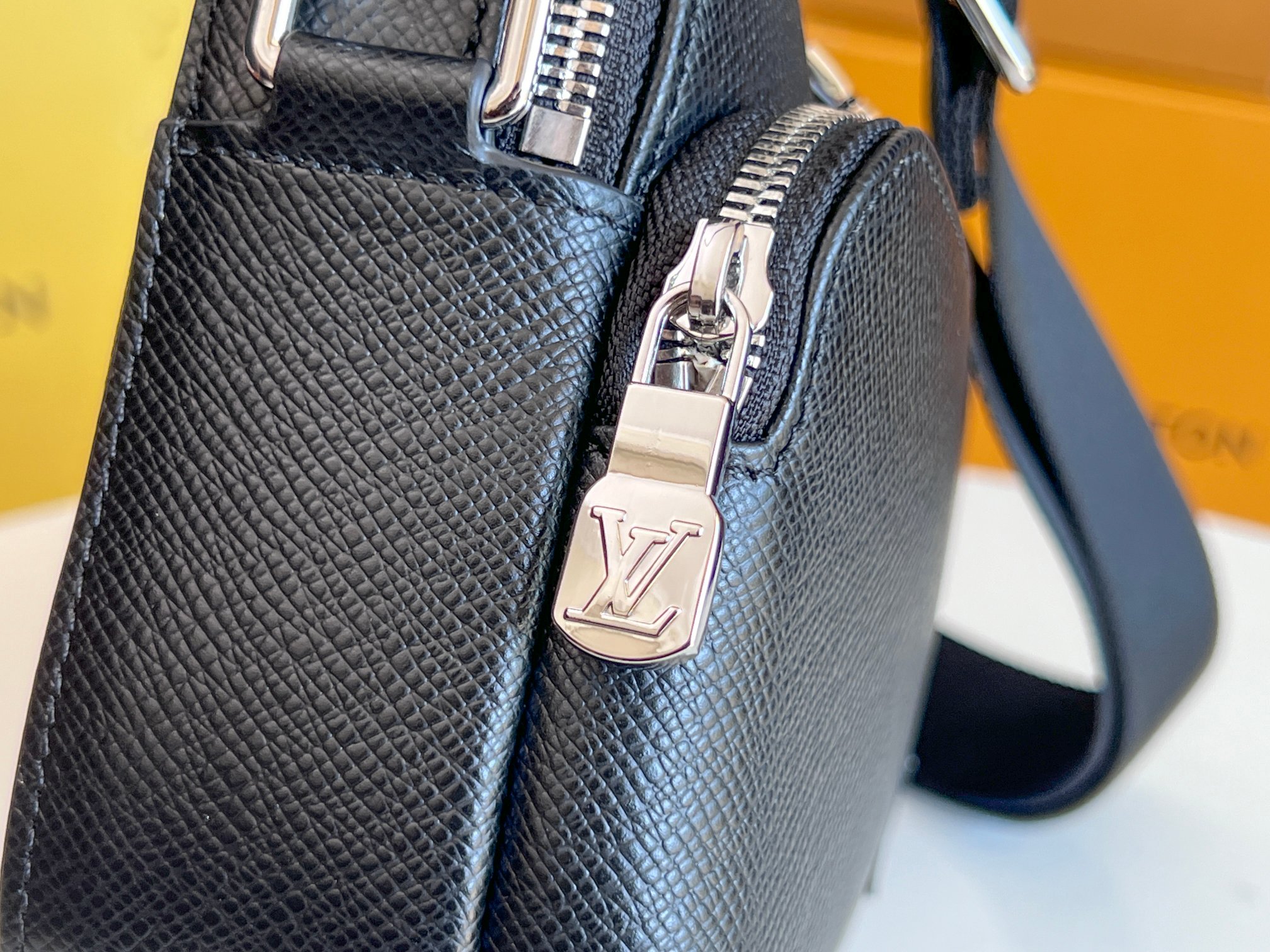 NO:213176,Top original single all-steel hardware variable code chip [avenue messenger postage bag] M11657 black camera bag, more details..., LV [top original book], louis vuitton19860909顶级原单全钢五金变码芯片【avenue messenger 邮差包】 M11657 黑色相机包,更多细节……,LV【顶级原单】,louis vuitton,Bag