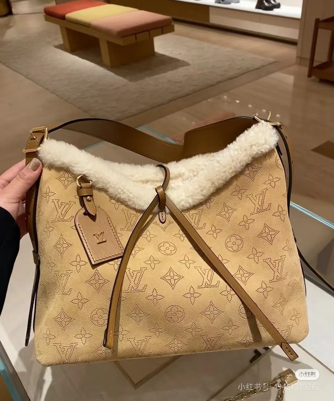 NO:201980,The model of all-steel hardware variable code chip M11843 This CarryAll small handbag comes from the LV Ski series, which incorporates Monogram's carved perforated suede leather into fur trim, making it a good choice for winter warmth. The magnetic buckle closure and leather strap open up plenty of space, allowing you to easily store long wallets and daily needs. 29.0 x 24.0 x 12.0 CM, LV [top original list], louis vuitton19860909对版开发全钢五金变码芯片型号 M11843 本款 CarryAll 小号手袋出自 LV Ski 系列,为 Monogram 镂花穿孔绒面皮革融入羊毛皮饰边,成就冬日舒暖造型佳选.磁扣开合与皮革带开启充裕空间,可轻松收纳长款钱夹和日常所需.29.0 x 24.0 x 12.0 CM,LV【顶级原单】,louis vuitton,Bag