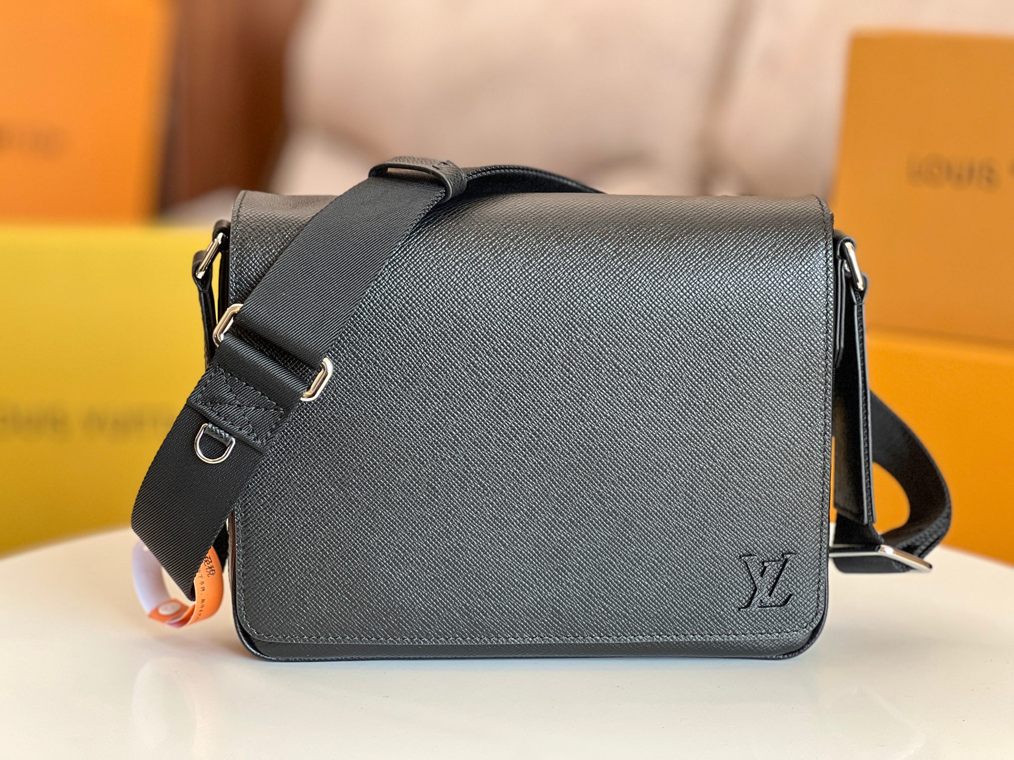 NO:213165,Original list [DISTRICT Small Postman Bag] M30850 g color This District Small Postman Bag is made of deep-dye Taga leather and is paired with a zippered back pocket. It is a good choice for daily use with a square configuration and suitable size. Adjustable shoulder straps are convenient for shoulder and crossbody, and D-rings can hang keys or wallets. Size 26 x 20 x 7 cm, LV [top original list], louis vuitton19860909原单【DISTRICT 小号邮差包】 M30850 克色 本款 District 小号邮差包采用深染 Taga 皮革,搭配拉链后袋,以方正构型和适宜尺寸成就日常佳选.可调节肩带方便肩背和斜挎,D 形环可悬挂钥匙或钱夹. 尺寸26 x 20 x 7 厘米,LV【顶级原单】,louis vuitton,Bag