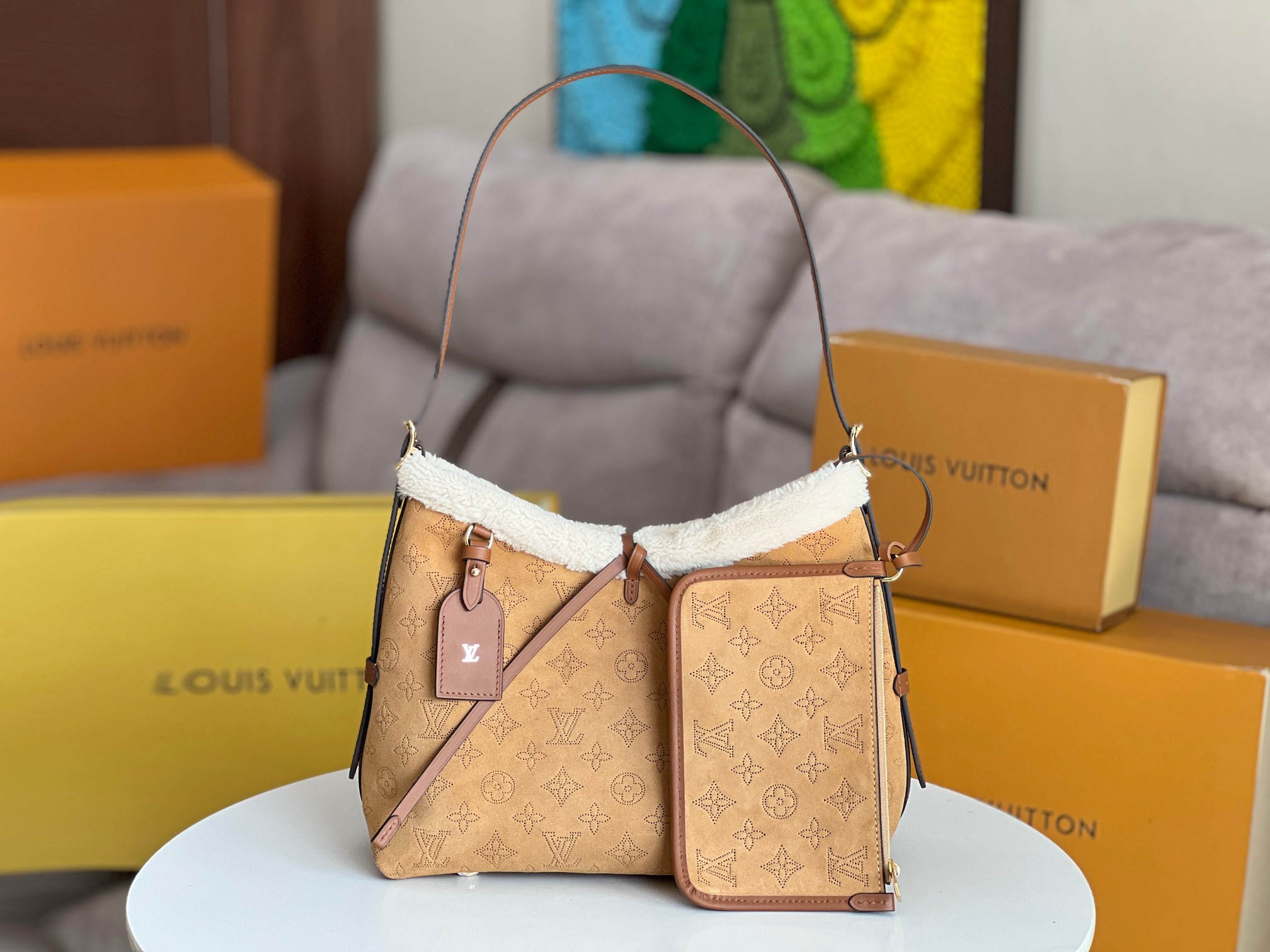 NO:201974,The model of all-steel hardware variable code chip M11843 This CarryAll small handbag comes from the LV Ski series, which incorporates Monogram's carved perforated suede leather into fur trim, making it a good choice for winter warmth. The magnetic buckle closure and leather strap open up plenty of space, allowing you to easily store long wallets and daily needs. 29.0 x 24.0 x 12.0 CM, LV [top original list], louis vuitton19860909对版开发全钢五金变码芯片型号 M11843 本款 CarryAll 小号手袋出自 LV Ski 系列,为 Monogram 镂花穿孔绒面皮革融入羊毛皮饰边,成就冬日舒暖造型佳选.磁扣开合与皮革带开启充裕空间,可轻松收纳长款钱夹和日常所需.29.0 x 24.0 x 12.0 CM,LV【顶级原单】,louis vuitton,Bag