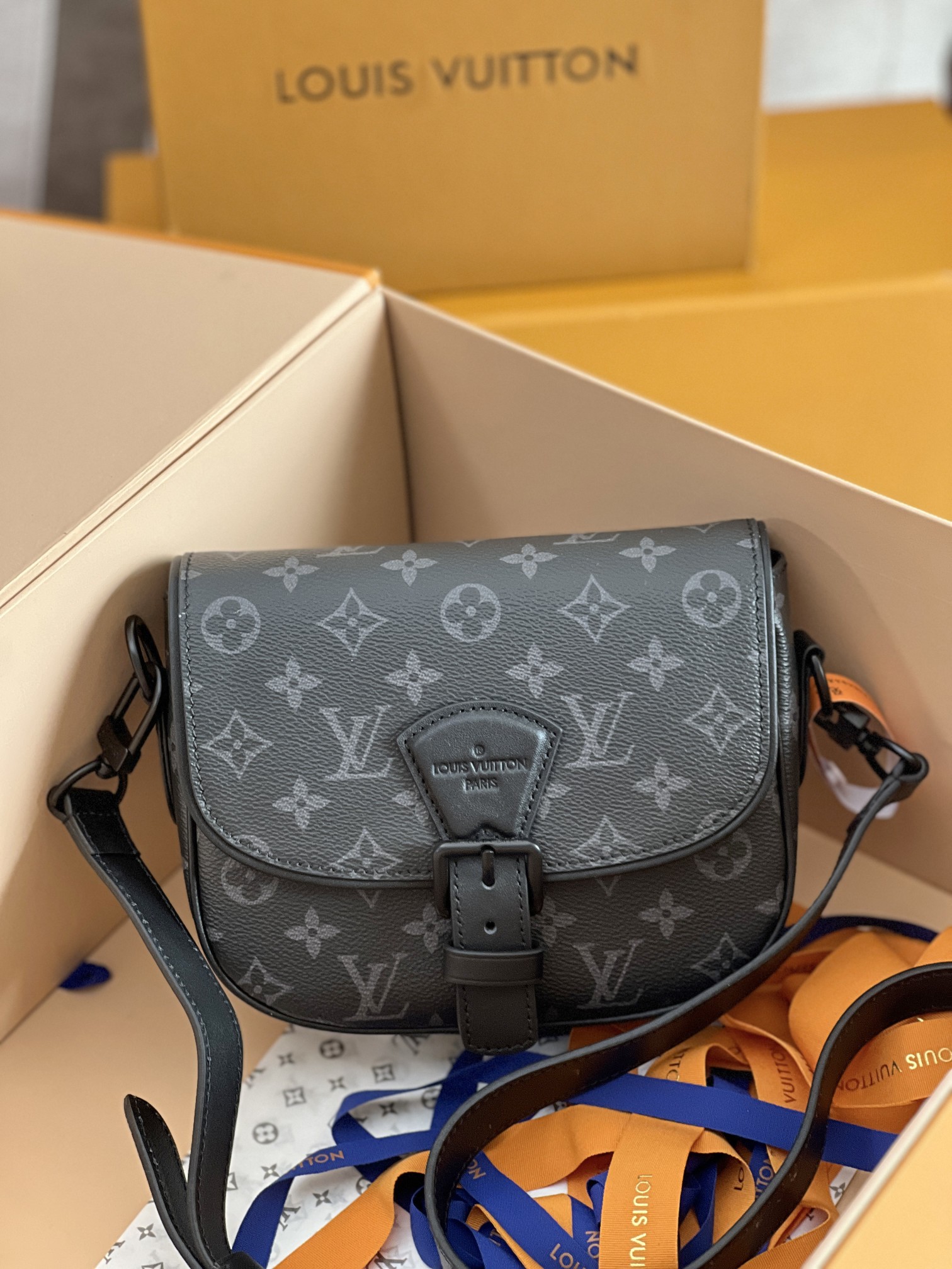 NO:213168,Top-grade original single-code chip all-steel hardware [MONTSOURIS small postman bag] M12519 black flower This Montsouris small postman bag is made of Monogram Eclipse canvas, which is matched with magnetic buckle closure for the front flap to store daily needs in a suitable size. The leather trim and trim renders deep tones, which is in line with metal parts such as front buckles. The removable and adjustable leather shoulder straps realize shoulder and crossbody. Size 17 x 7 x 20 cm, LV [top-grade original], christian louboutin, louis vuitton19860909顶级原单变码芯片全钢五金【MONTSOURIS 小号邮差包】M12519 黑花 本款 Montsouris 小号邮差包取材 Monogram Eclipse 帆布,为前翻盖搭配磁扣开合,以合适尺寸收纳日常所需.皮革镶边和饰边渲染深邃色调,与前搭扣等金属件一脉相承.可拆卸并调节的皮革肩带实现肩背和斜挎. 尺寸17 x 7 x 20 厘米,LV【顶级原单】,christian louboutin,louis vuitton,Bag