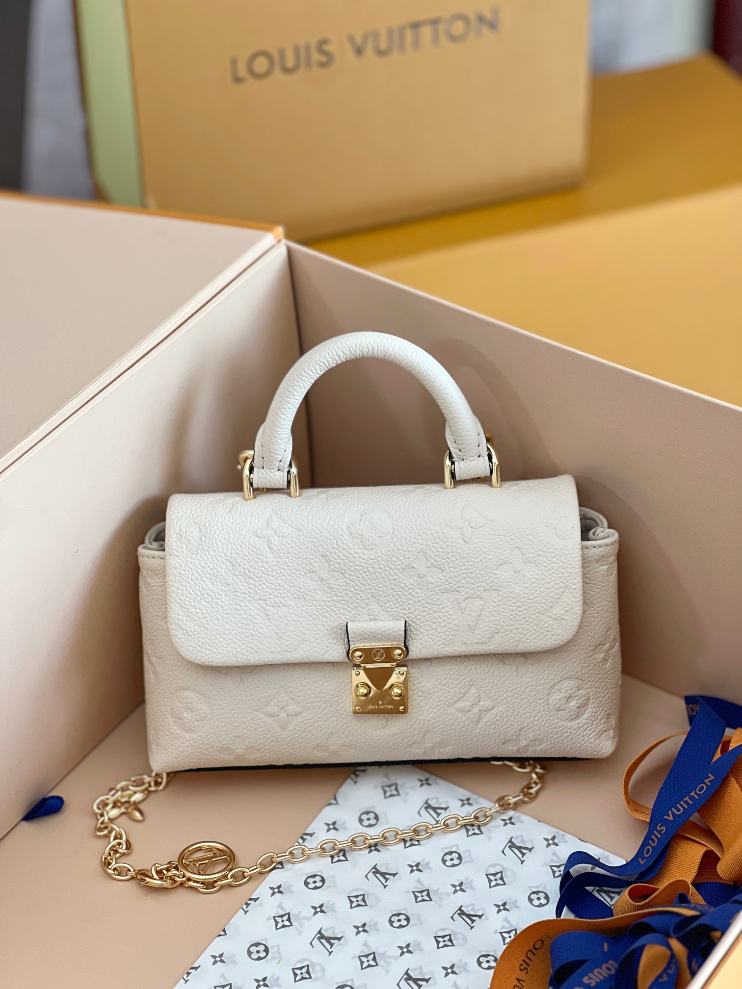 NO:213932,Top-grade original single all-steel hardware top-layer cowhide [NANO MADELEINE handbag] Model M12145 White (embossed) M12144 Black (embossed) This Nano Madeleine handbag is a pocket version of the Madeleine handbag with a classic S-lock lock and a removable chain marked by the L.V Circle. Enough space to accommodate daily needs, suitable for hand, shoulder or crossbody. Size 12.5 x 6 x 21 cm., LV [top-grade original], christian louboutin, louis vuitton, cowhide19860909顶级原单全钢五金头层牛皮【NANO MADELEINE 手袋】型号 M12145 白色（压花）M12144 黑色（压花） 本款 Nano Madeleine 手袋以 Monogram Empreinte 皮革演绎 Madeleine 手袋的袖珍版本,搭配经典 S-lock 锁扣和点缀 L.V Circle 标识的可拆卸链条.充裕空间可容纳日常所需,手提、肩背或斜挎皆宜. 尺寸12.5 x 6 x 21 厘米.,LV【顶级原单】,christian louboutin,louis vuitton,cowhide,Bag