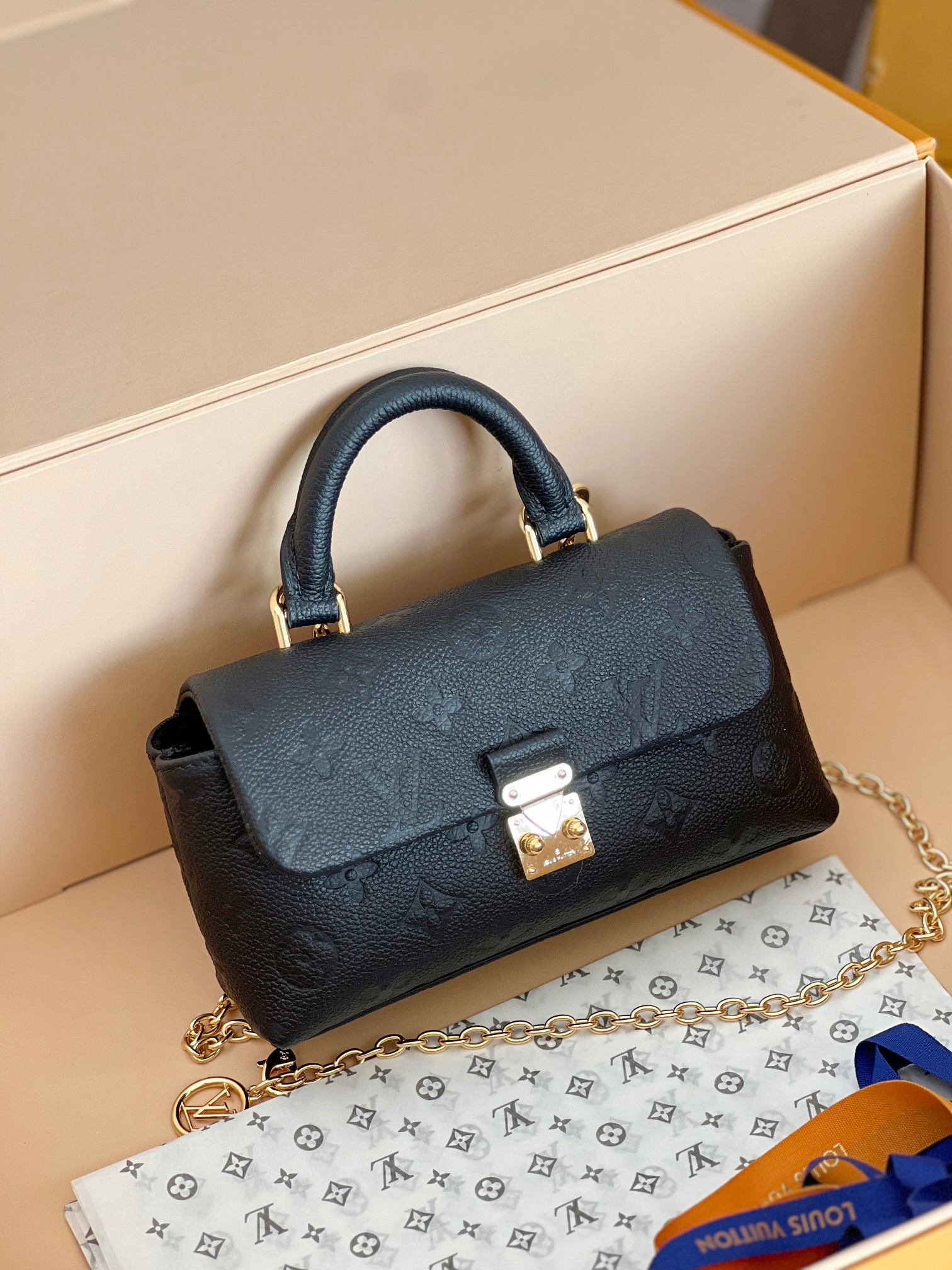 NO:213937,Top-grade original single all-steel hardware top-layer cowhide [NANO MADELEINE handbag] Model M12145 White (embossed) M12144 Black (embossed) This Nano Madeleine handbag is a pocket version of the Madeleine handbag with a classic S-lock lock and a removable chain marked by the L.V Circle. Enough space to accommodate daily needs, suitable for hand, shoulder or crossbody. Size 12.5 x 6 x 21 cm., LV [top-grade original], christian louboutin, louis vuitton, cowhide19860909顶级原单全钢五金头层牛皮【NANO MADELEINE 手袋】型号 M12145 白色（压花）M12144 黑色（压花） 本款 Nano Madeleine 手袋以 Monogram Empreinte 皮革演绎 Madeleine 手袋的袖珍版本,搭配经典 S-lock 锁扣和点缀 L.V Circle 标识的可拆卸链条.充裕空间可容纳日常所需,手提、肩背或斜挎皆宜. 尺寸12.5 x 6 x 21 厘米.,LV【顶级原单】,christian louboutin,louis vuitton,cowhide,Bag