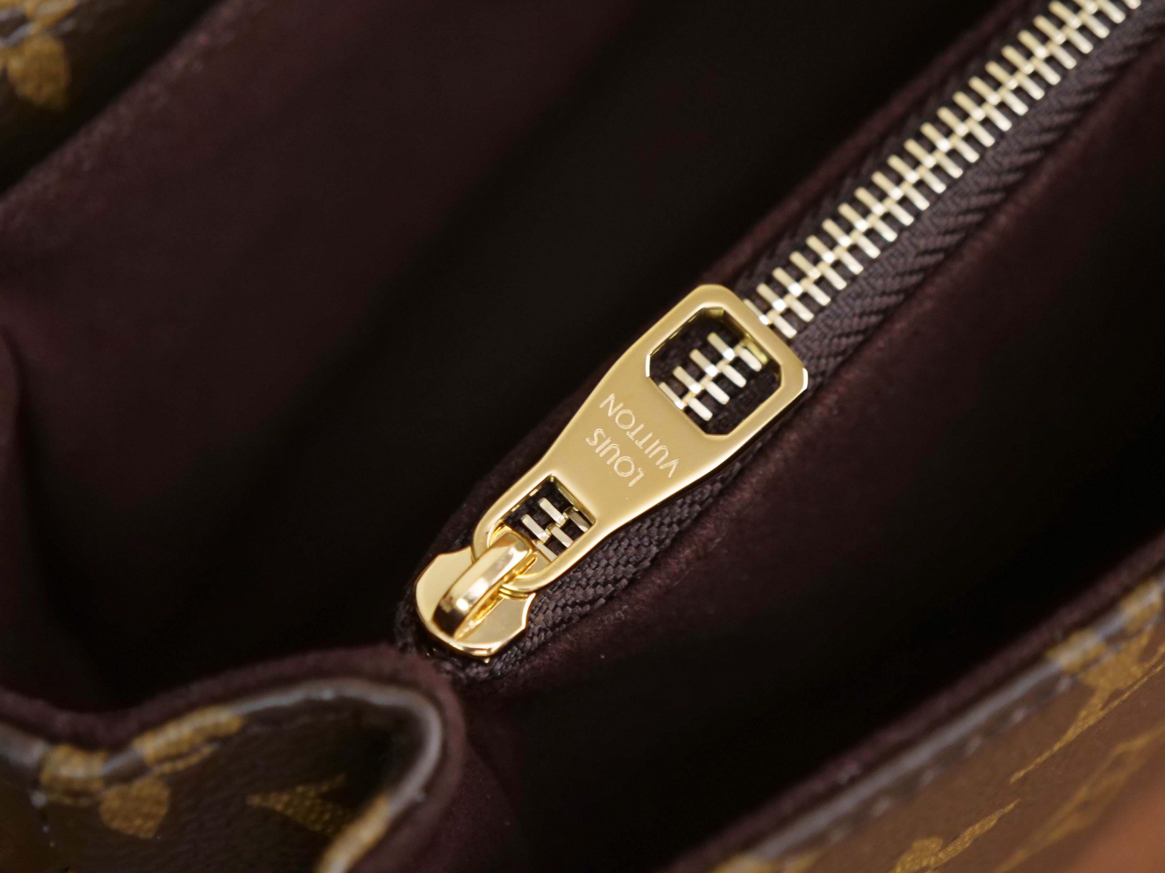 NO:557176,[ochette Metis mini handbag] M46279 presbyopic ochette Métis mini handbag has a compact shape that exudes elegance. Made of soft Monogram canvas material, it is compact in size and has multiple practical pockets and compartments. Size 21·5*16*13.5cm, LV [top original order], louis vuitton19860909【ochette Metis mini 手袋】 M46279 老花 ochette Métis mini 手袋小巧的造型散发出优雅的气息.采用柔软的 Monogram 帆布材质制作而成,尺寸小巧,拥有多个实用的口袋和隔层. 尺寸21·5*16*13.5cm,LV【顶级原单】,louis vuitton,Bag