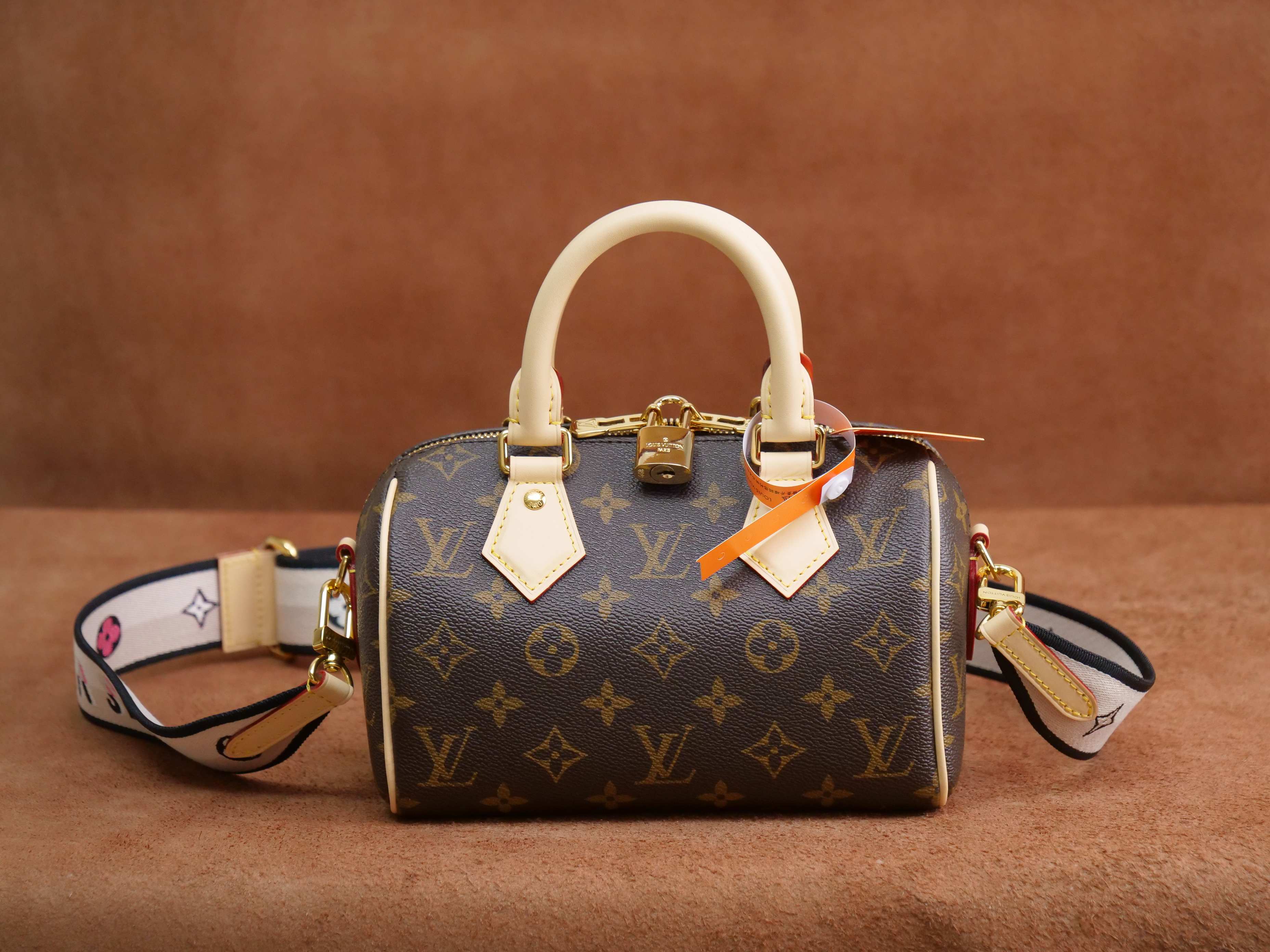 NO:213602,Exclusive real-life 163 chip imported fabric Duty-free packaging, M46234, SPEEDY 20 pillow bag (black shoulder strap) This Speedy Bandoulière 20 handbag selection Monogram canvas Cowhide leather trim and fabric lining Continue the classic design of Speedy travel bag with exquisite size Removable and adjustable fabric shoulder straps with rolled leather handles and embellished with brand logo fabric size20.5x12.5x12cm, LV [top original list], louis vuitton, cowhide19860909独家实拍163芯片进口面料 免税包装,M46234,SPEEDY 20 枕头包（黑肩带） 本款Speedy Bandoulière 20 手袋采选 Monogram 帆布 牛皮革饰边和织物内衬 以玲珑尺寸延续Speedy 旅行袋的经典设计 搭配轧制皮革手柄和点缀品牌标识织纹的可拆卸并可调节织物肩带 size20.5x12.5x12cm,LV【顶级原单】,louis vuitton,cowhide,Bag