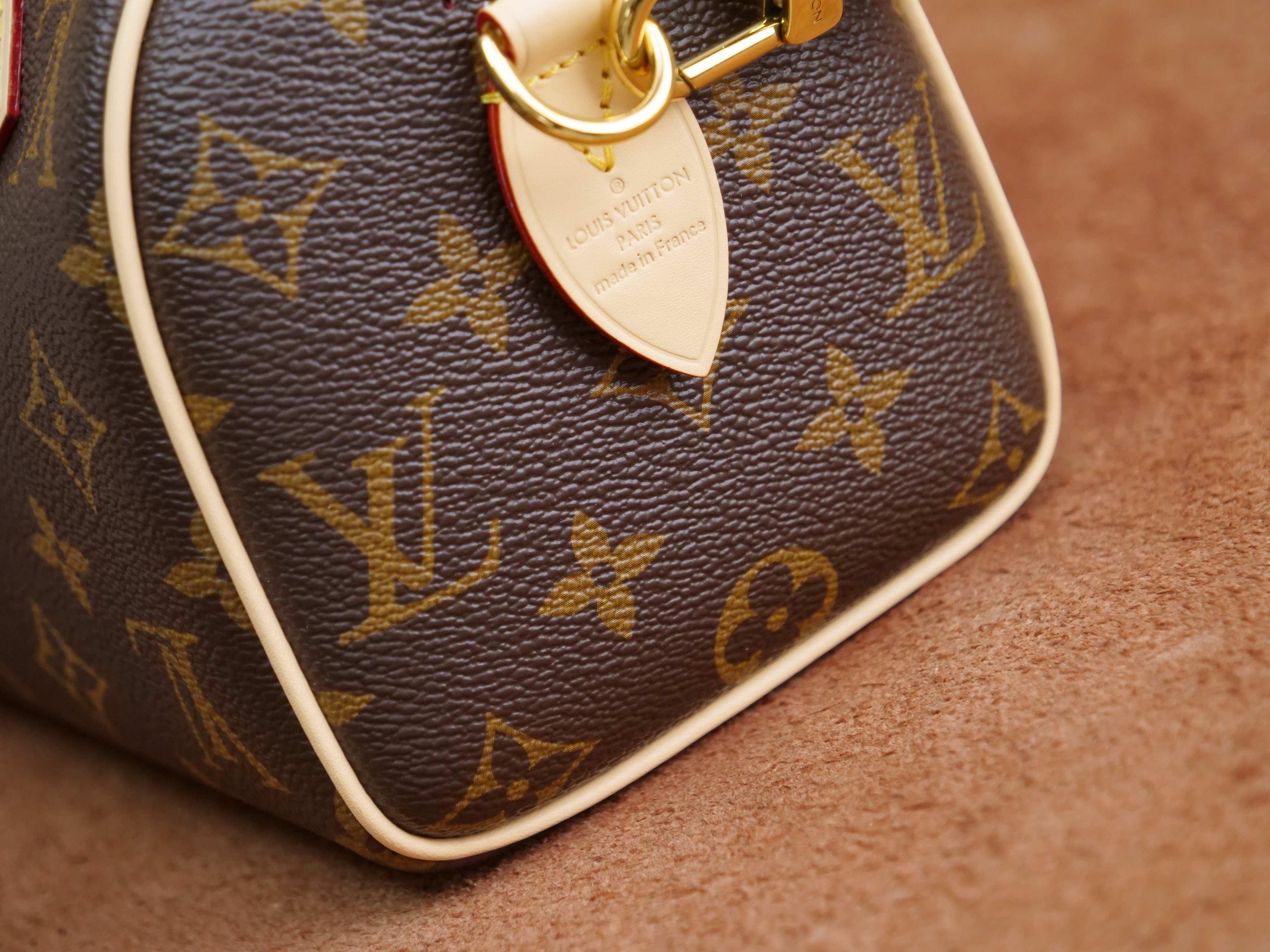 NO:213604,M46234, SEEDY 20 pillow bag (black shoulder strap) This Seedy Bandoulière 20 handbag selection Monogram canvas cowhide leather trim and fabric lining Continue the classic design of Seedy travel bag with exquisite size Removable and adjustable fabric shoulder straps with rolled leather handles and brand logo woven fabric size 20.5x12.5x12cm, LV [top original list], louis vuitton,cowhide19860909M46234,SEEDY 20 枕头包（黑肩带） 本款Seedy Bandoulière 20 手袋采选 Monogram 帆布 牛皮革饰边和织物内衬 以玲珑尺寸延续Seedy 旅行袋的经典设计 搭配轧制皮革手柄和点缀品牌标识织纹的可拆卸并可调节织物肩带 size20.5x12.5x12cm,LV【顶级原单】,louis vuitton,cowhide,Bag