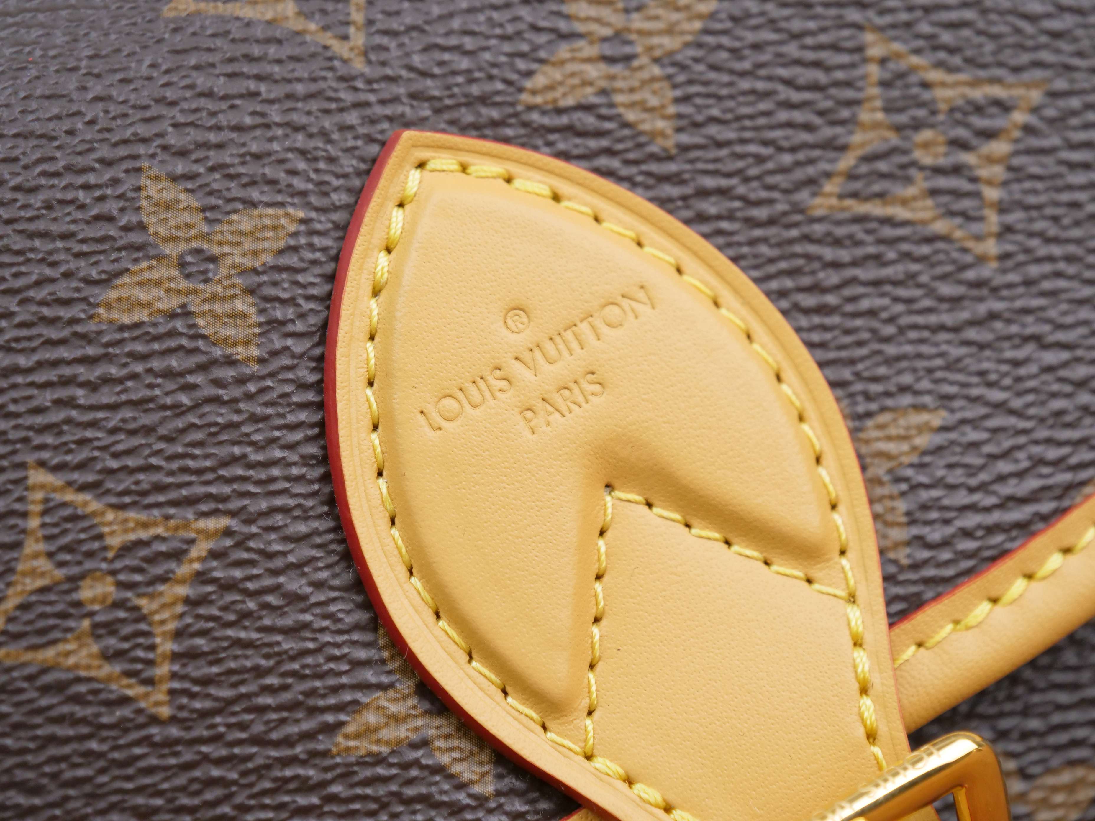 NO:701295,M45985 presbyopia, this Diane handbag reshapes the classic design of the era, incorporating retro elements such as leather corners and traditional buckles into the Monogram canvas body, and then completes the modern functions with neat pockets and neat inner layers. The wide jacquard shoulder strap displays the eye-catching Louis Vuitton logo and Monogram floral pattern on both sides. 15 x 9 x 24 cm (height x width x length), LV [top original order], louis vuitton, louis  vuitton19860909M45985老花,本款 Diane 手袋重塑 年代的经典设计,为 Monogram 帆布包身融入皮革包角和传统搭扣等复古元素,再借利落口袋和齐整内层完善摩登功能.宽幅提花肩带两面分别呈现醒目路易威登标识和 Monogram 花卉图案. 15 x 9 x 24厘米 (高 x 宽 x 长度）,LV【顶级原单】,louis vuitton,louis vuitton,Bag