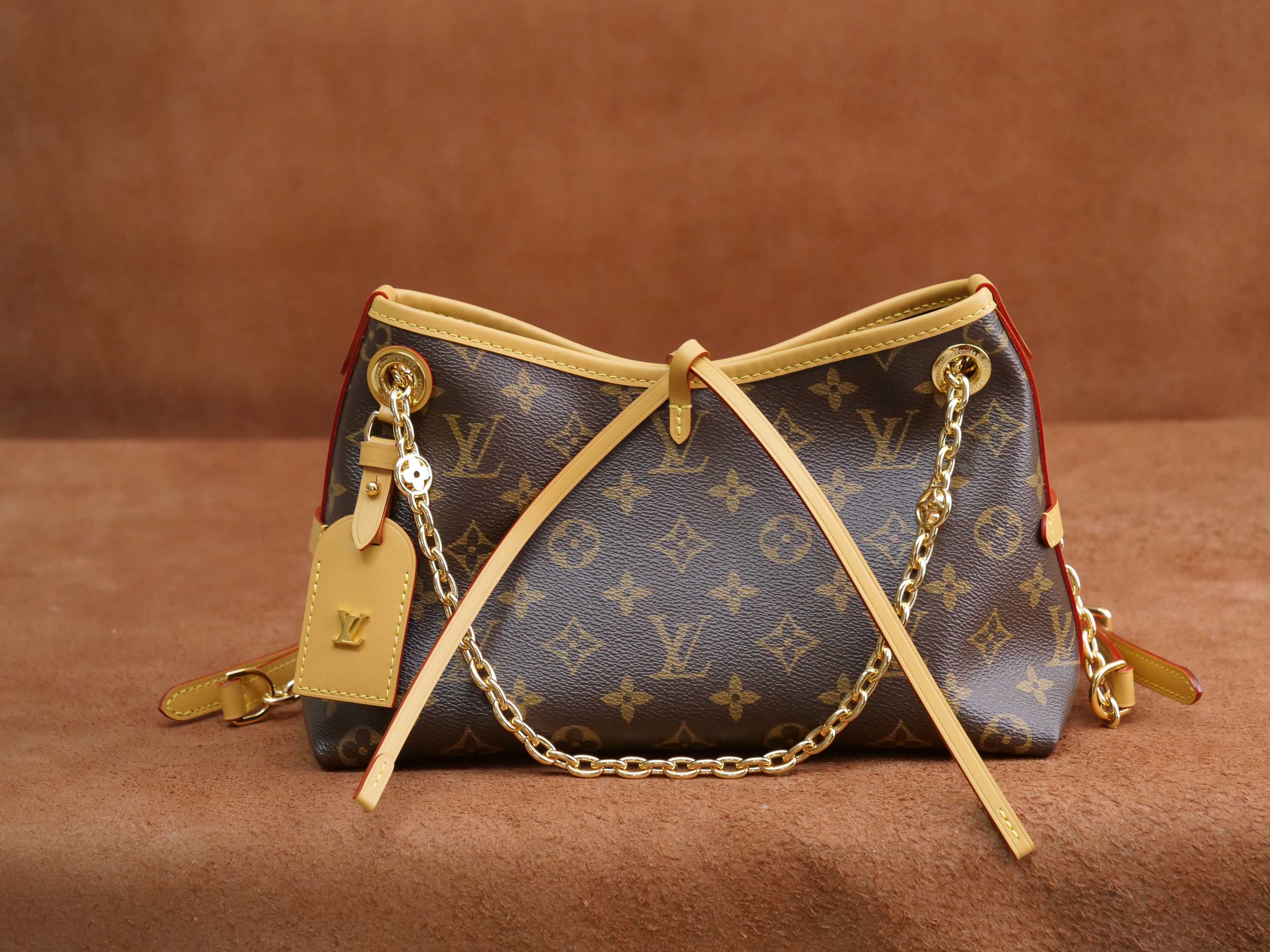 NO:557108,Exclusive real shot of 163 chip imported fabrics duty-free packaging, M13014 presbyopia. This CarryAlBB Xph handbag is made of Monogram canvas, and the dazzling chain is embellished with Monogram flowers, lighting up day and night occasions with a trendy look. The leather nameplate and lace closure complement each other, and the zippered inner pocket is convenient for daily access to credit cards. Size 26×17x10 cm, LV [top original order], louis vuitton19860909独家实拍163芯片进口面料免税包装,M13014 老花 本款CarryAlBB Xph手袋取材Monogram帆布,为耀目链条点缀Monogram花卉,以潮流之姿点亮昼夜场合.皮革名牌与系带开合相得益彰,拉链内袋方便日常取用信用卡. 尺寸26×17x10厘米,LV【顶级原单】,louis vuitton,Bag