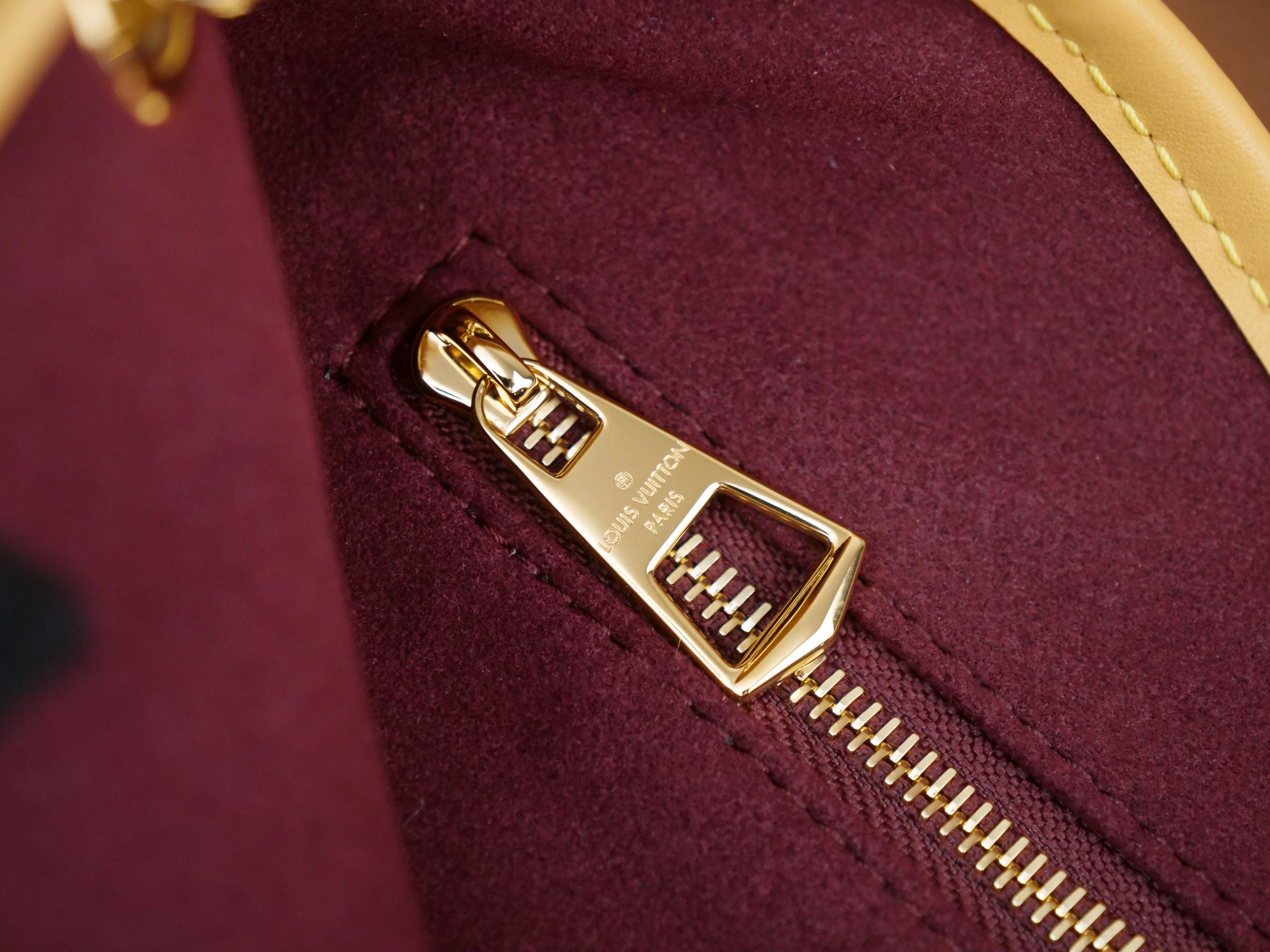 NO:557089,M13014 Presbyopia This CarryAlBB Xh handbag is made of Monogram canvas and is embellished with Monogram flowers on the dazzling chain, lighting up day and night occasions with a trendy look. The leather name tag and lace-up closure complement each other, and the zippered inner pocket is convenient for daily access to credit cards. Size 26×17x10 cm, LV [top original order], louis vuitton19860909M13014 老花 本款CarryAlBB Xh手袋取材Monogram帆布,为耀目链条点缀Monogram花卉,以潮流之姿点亮昼夜场合.皮革名牌与系带开合相得益彰,拉链内袋方便日常取用信用卡. 尺寸26×17x10厘米,LV【顶级原单】,louis vuitton,Bag