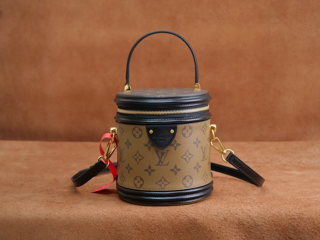 NO:557149,Exclusive real shot of 163 chip imported fabrics duty-free packaging PETIT NOE handbag M43986 yellow flower 19 new bucket bag catwalk handbag cylindrical bag, integrating modern elements into the classic Noé design. The combination of soft Monogram canvas and cowhide material interprets the classic to the fullest!  Presbyopic and yellow flower color-blocked cylindrical bagoo[Handshake][Handshake] Fashionable and elegant urban handbag. Detailed features Size: 16×14.5×16cm, LV [top original order], louis vuitton, cowhide19860909独家实拍163芯片进口面料免税包装 PETIT NOE 手袋 M43986黄花 19年新款 水桶包走秀款手提包 圆筒包,于经典Noé设计中融入现代元素.柔软Monogram帆布与牛皮材质的组合 把经典演绎得淋淋尽致！老花拼黄花拼色圆筒包oo[握手][握手]时尚又优雅的都市手袋.详细特征 Size: 16×14.5×16cm,LV【顶级原单】,louis vuitton,cowhide,Bag