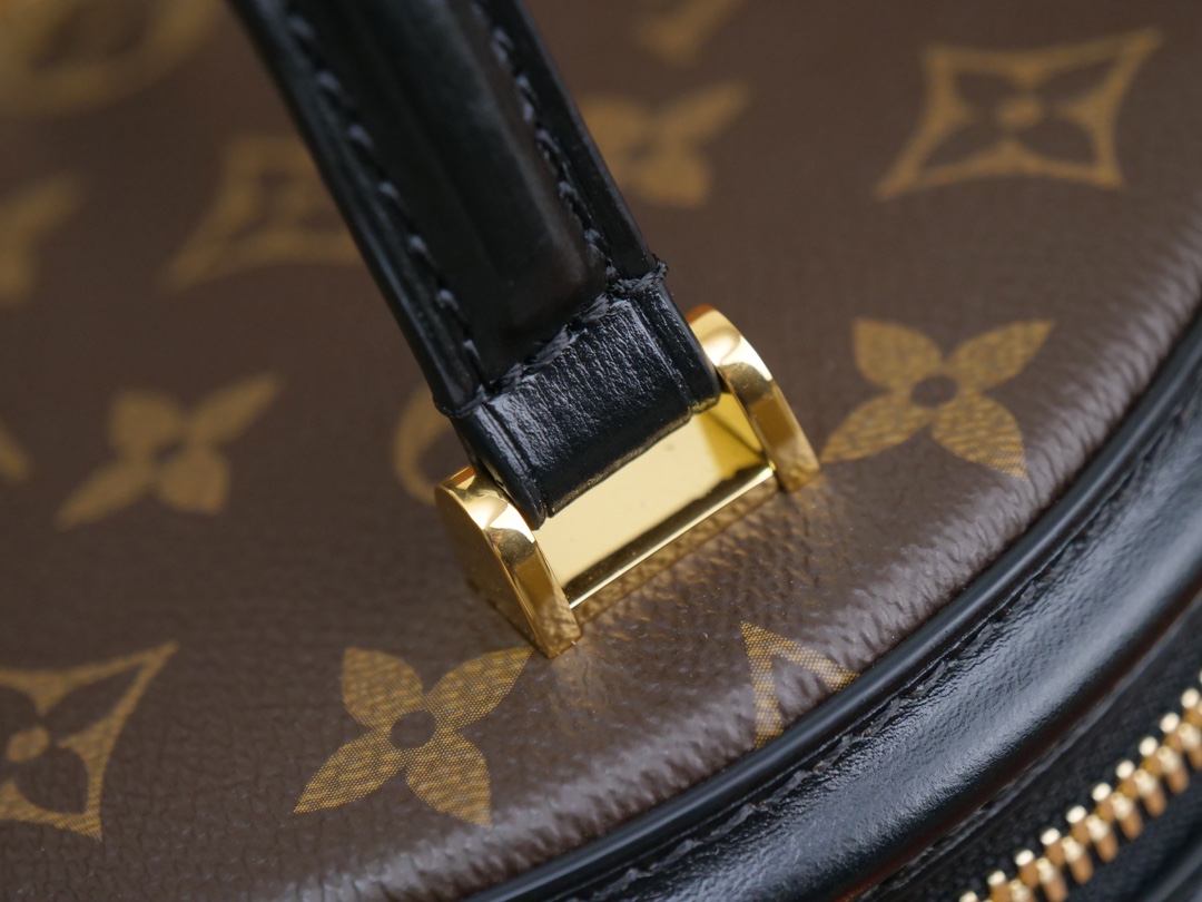 NO:557090,ETIT NOE handbag M43986 yellow flower 19 new style bucket bag catwalk style handbag cylindrical bag, incorporating modern elements into the classic Noé design. The combination of soft Monogram canvas and cowhide material interprets the classic to the fullest!  Presbyopic and yellow flower color-blocked cylindrical bagoo[Handshake][Handshake] Fashionable and elegant urban handbag. Detailed features Size: 16×14.5×16cm, LV [top original order], louis vuitton, cowhide19860909ETIT NOE 手袋 M43986黄花 19年新款 水桶包走秀款手提包 圆筒包,于经典Noé设计中融入现代元素.柔软Monogram帆布与牛皮材质的组合 把经典演绎得淋淋尽致！老花拼黄花拼色圆筒包oo[握手][握手]时尚又优雅的都市手袋.详细特征 Size: 16×14.5×16cm,LV【顶级原单】,louis vuitton,cowhide,Bag